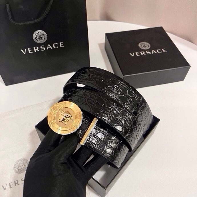 范思哲 这款皮带采用鳄鱼纹压花皮革制成，配有美杜莎大号搭扣和装饰性皮带环，4.0cm