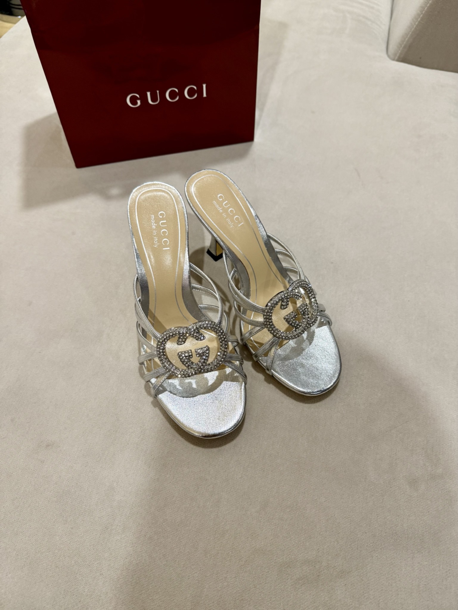 NO:693381,2026 early spring G family's new crystal diamond inlaid interlocking double G buckle slippers, wine glass horseshoe heels, noble sandals and high heels, elegant and neat lines, both versatile and refined style. Imported patent leather upper, metallic leather, high-end lambskin lining/foot pad, Italian top genuine leather sole, 8.5cm heel height, matching sizes 35-42 (40, 41, 42 custom-made, non-returnable), high-heeled shoes and slippers, gucci, high  heels,slippers,sheepskin198609092026早春G家新款水晶钻镶嵌互扣式双G扣拖鞋,酒杯马蹄跟,高贵凉拖鞋高跟鞋,鞋型线条优雅利落,兼具百搭与精致格调 鞋面进口漆皮 金属皮 内里/垫脚高档小羊皮 鞋底意大利顶级真皮底 跟高8.5cm 配码35-42（40,41,42定做不退换）,高跟鞋拖鞋,gucci,high heels,slippers,sheepskin,Women's Shoes