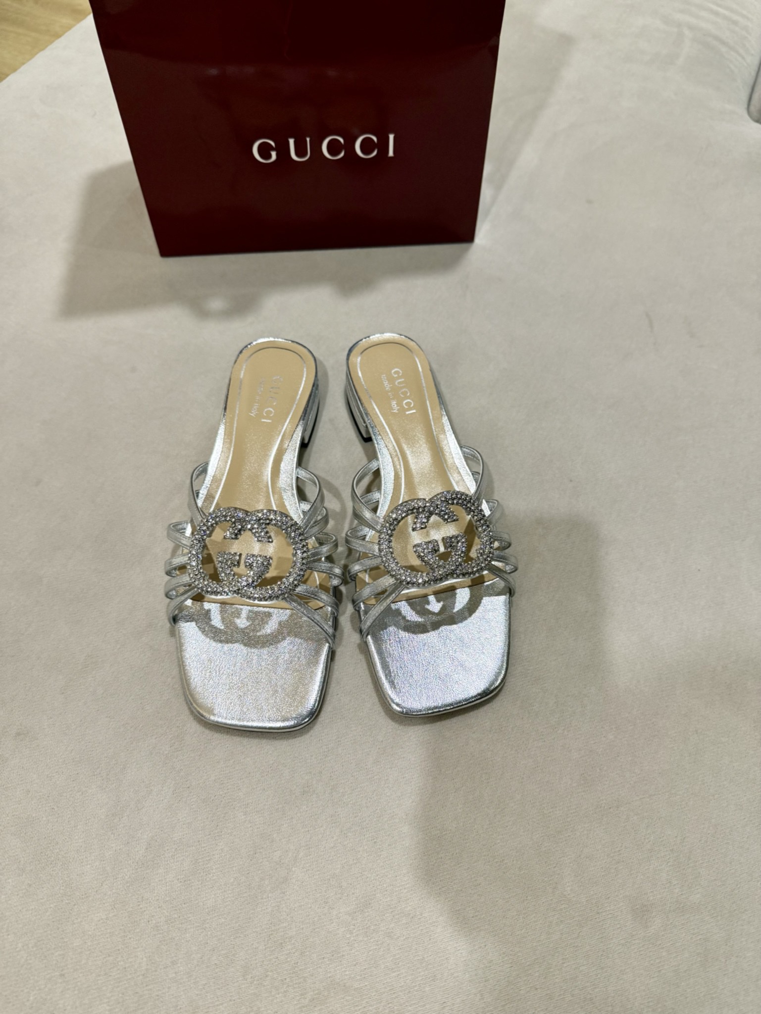 NO:693375,2026 early spring G family's new crystal diamond inlaid interlocking double G buckle slippers, noble slippers and flat sandals, the shoe shape is elegant and neat, with both versatile and refined styles. The upper is imported patent leather, metal leather, lining/feet high-end lambskin, the sole is Italy's top genuine leather sole, the heel height is 1.5cm, and the matching code is 35-42 (40, 41, 42 are custom-made and cannot be returned)  cash.00, high heels and slippers, gucci, sandals, high heels, slippers, sheepskin198609092026早春G家新款水晶钻镶嵌互扣式双G扣拖鞋,高贵凉拖鞋平底凉鞋,鞋型线条优雅利落,兼具百搭与精致格调 鞋面进口漆皮 金属皮 内里/垫脚高档小羊皮 鞋底意大利顶级真皮底 跟高1.5cm 配码35-42（40,41,42定做不退换） 现金.00,高跟鞋拖鞋,gucci,sandals,high heels,slippers,sheepskin,Women's Shoes