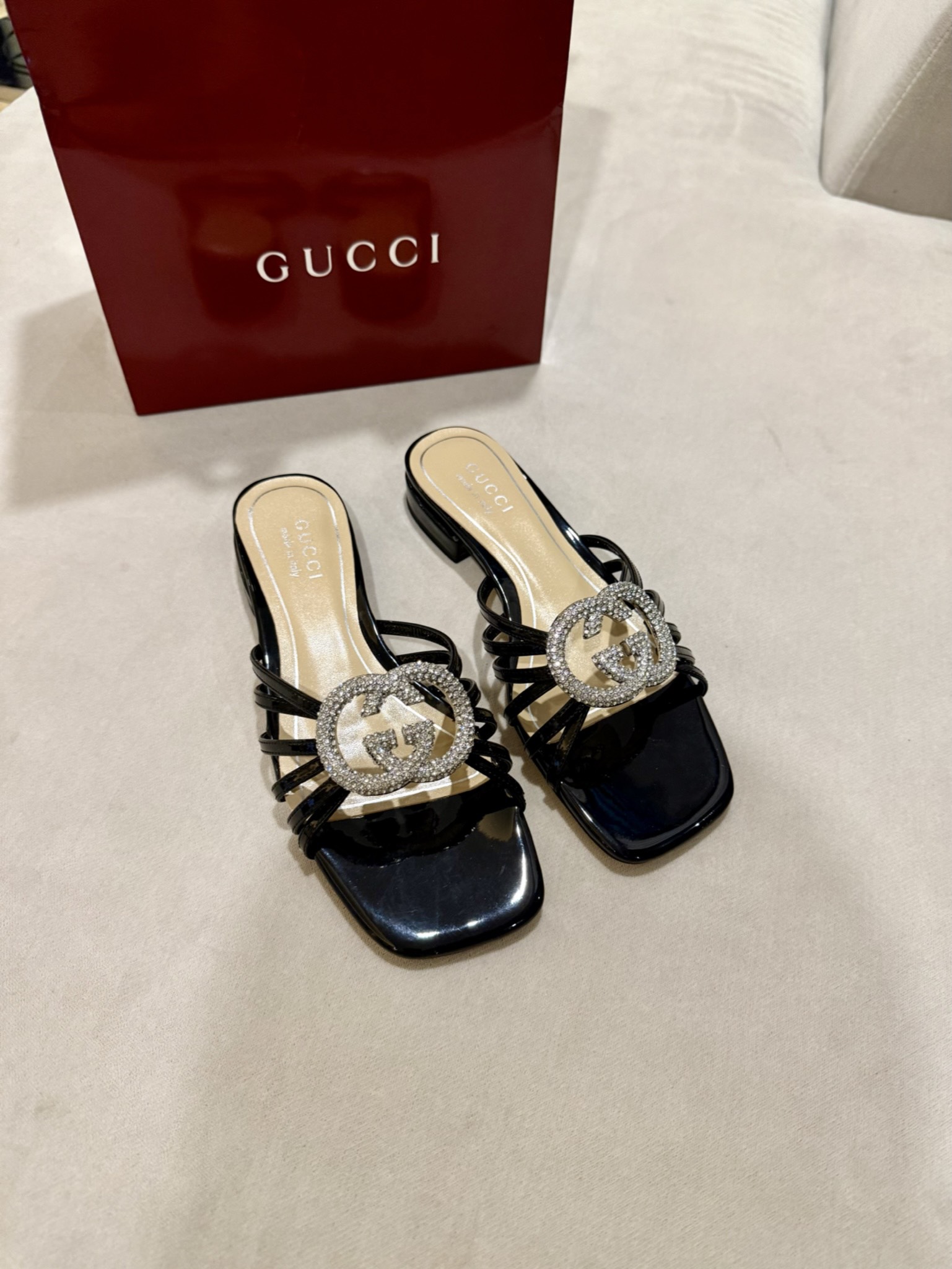 NO:693377,2026 early spring G family's new crystal diamond inlaid interlocking double G buckle slippers, noble sandals and flat sandals, elegant and neat lines, both versatile and refined style. Imported patent leather upper, metallic leather, high-grade lambskin lining/feet, Italian top genuine leather sole, heel height 1.5cm, matching code 35-42 (40, 41, 42 customized, non-refundable), high-heeled shoes, gucci, sandals, high  heels,slippers,sheepskin198609092026早春G家新款水晶钻镶嵌互扣式双G扣拖鞋,高贵凉拖鞋平底凉鞋,鞋型线条优雅利落,兼具百搭与精致格调 鞋面进口漆皮 金属皮 内里/垫脚高档小羊皮 鞋底意大利顶级真皮底 跟高1.5cm 配码35-42（40,41,42定做不退换）,高跟鞋拖鞋,gucci,sandals,high heels,slippers,sheepskin,Women's Shoes