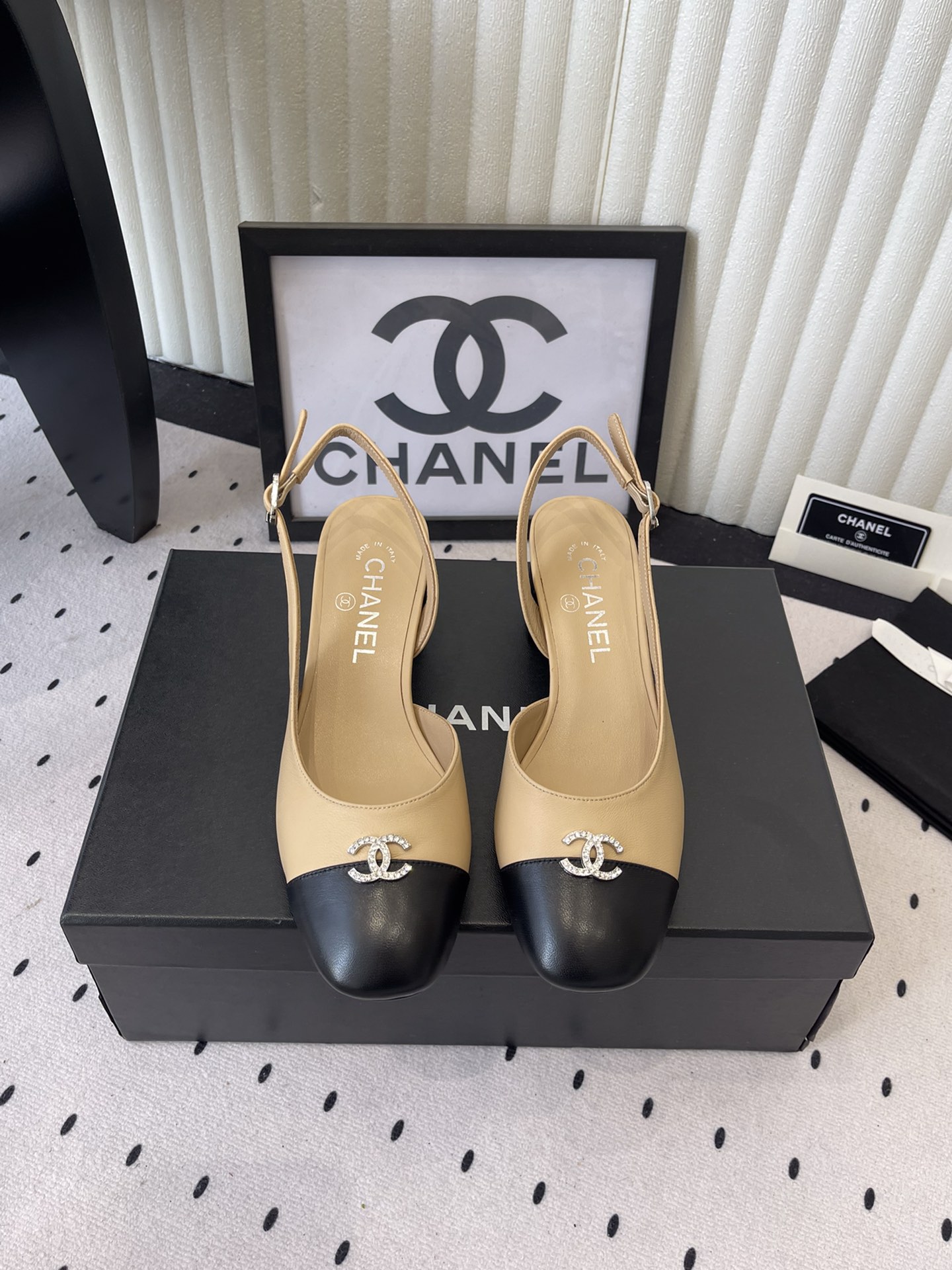 NO:647845,Chanel's new Mary Jane shoes, the top version, perfectly combine classic elegance and fashion. The details show luxurious texture and show the feminine temperament when walking. Imported sheepskin upper, sheepskin lining for feet, Italian genuine leather outsole Size: 35-39 (customized at 40.41), sandals, chanel, sandals, mary jane, sheepskin, Leather soles19860909Chanel新款玛丽珍单鞋 顶级版本 将经典优雅与时尚完美融合 细节处尽显奢华质感 行走间尽显女性的柔美气质 进口羊皮鞋面 羊皮内里垫脚 意大利真皮大底 Size: 35-39（40.41订做）,凉鞋,chanel,sandals,mary jane,sheepskin,Leather soles,Women's Shoes