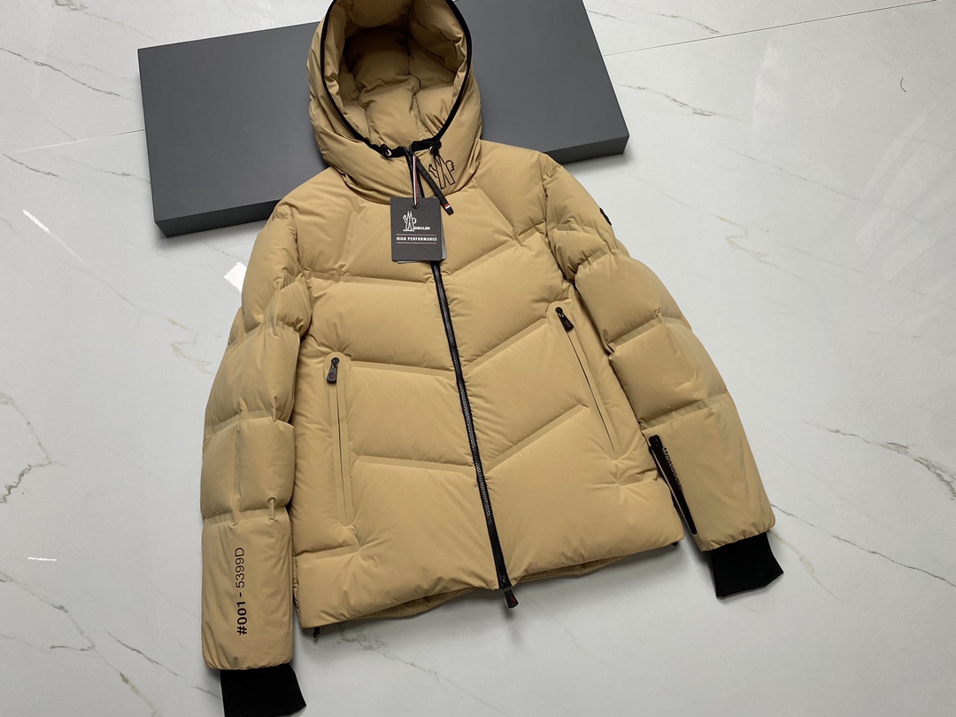 NO:638758,Ski Series // Mon* Arcesaz men's short hooded goose down jacket (2 colors) Arcesaz men's down jacket is specially designed for alpine skiing, showing a striking modern style. Short design, made of stretch poplin fabric, bonded with a layer of functional film. Equipped with zippers and stretch jersey wristbands to resist harsh weather. Japanese standard 90 white goose down filling Size: 1-5 yards, hooded clothing, Moncler, jackets & coats, down  jacket,hats,alexander wang19860909滑雪系列//Mon* Arcesaz男士短款连帽鹅绒服(2色） Arcesaz男士羽绒夹克专为高山滑雪而设,彰显醒目现代款型.短款设计,采用弹力府绸面料制成,粘合一层功能性薄膜.配备拉链与弹力平纹针织护腕,可抵御恶劣气候. 日标90白鹅绒填充 尺码:1-5码,蒙口-服装,Moncler,jackets & coats,down jacket,hats,alexander wang,Women's clothing