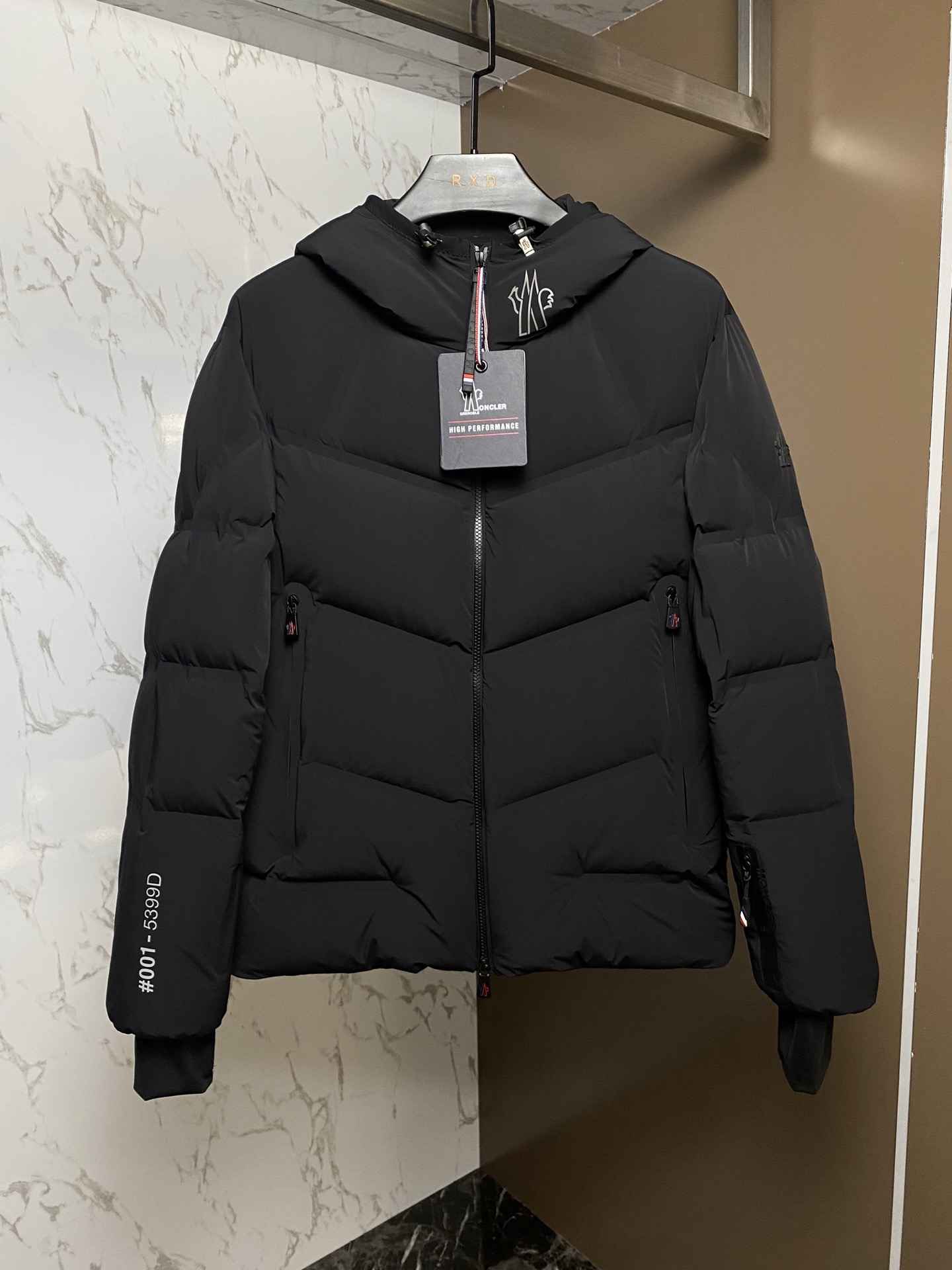 NO:638761,Ski Series // Mon* Arcesaz men's short hooded goose down jacket (2 colors) Arcesaz men's down jacket is specially designed for alpine skiing, showing a striking modern style. Short design, made of stretch poplin fabric, bonded with a layer of functional film. Equipped with zippers and stretch jersey wristbands to resist harsh weather. Japanese standard 90 white goose down filling Size: 1-5 yards, hooded clothing, Moncler, jackets & coats, down  jacket,hats,alexander wang19860909滑雪系列//Mon* Arcesaz男士短款连帽鹅绒服(2色） Arcesaz男士羽绒夹克专为高山滑雪而设,彰显醒目现代款型.短款设计,采用弹力府绸面料制成,粘合一层功能性薄膜.配备拉链与弹力平纹针织护腕,可抵御恶劣气候. 日标90白鹅绒填充 尺码:1-5码,蒙口-服装,Moncler,jackets & coats,down jacket,hats,alexander wang,Women's clothing