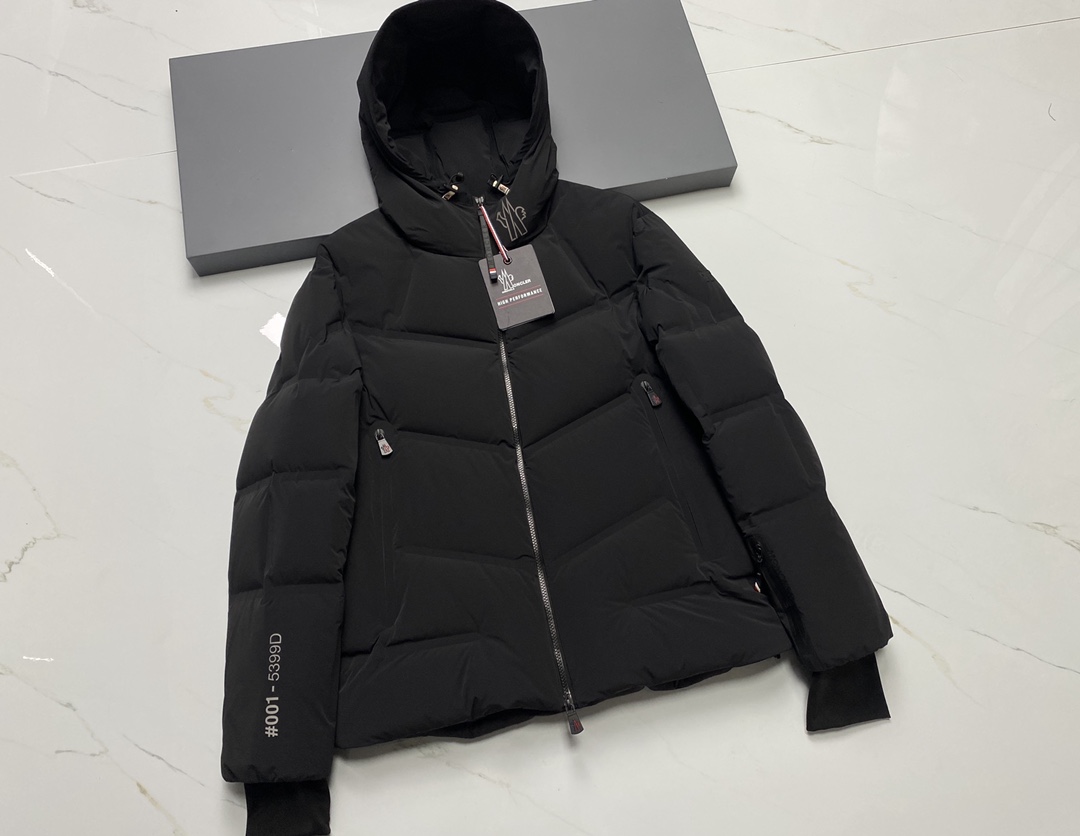 NO:638763,Ski Series // Mon* Arcesaz men's short hooded goose down jacket (2 colors) Arcesaz men's down jacket is specially designed for alpine skiing, showing a striking modern style. Short design, made of stretch poplin fabric, bonded with a layer of functional film. Equipped with zippers and stretch jersey wristbands to resist harsh weather. Japanese standard 90 white goose down filling Size: 1-5 yards, hooded clothing, Moncler, jackets & coats, down  jacket,hats,alexander wang19860909滑雪系列//Mon* Arcesaz男士短款连帽鹅绒服(2色） Arcesaz男士羽绒夹克专为高山滑雪而设,彰显醒目现代款型.短款设计,采用弹力府绸面料制成,粘合一层功能性薄膜.配备拉链与弹力平纹针织护腕,可抵御恶劣气候. 日标90白鹅绒填充 尺码:1-5码,蒙口-服装,Moncler,jackets & coats,down jacket,hats,alexander wang,Women's clothing