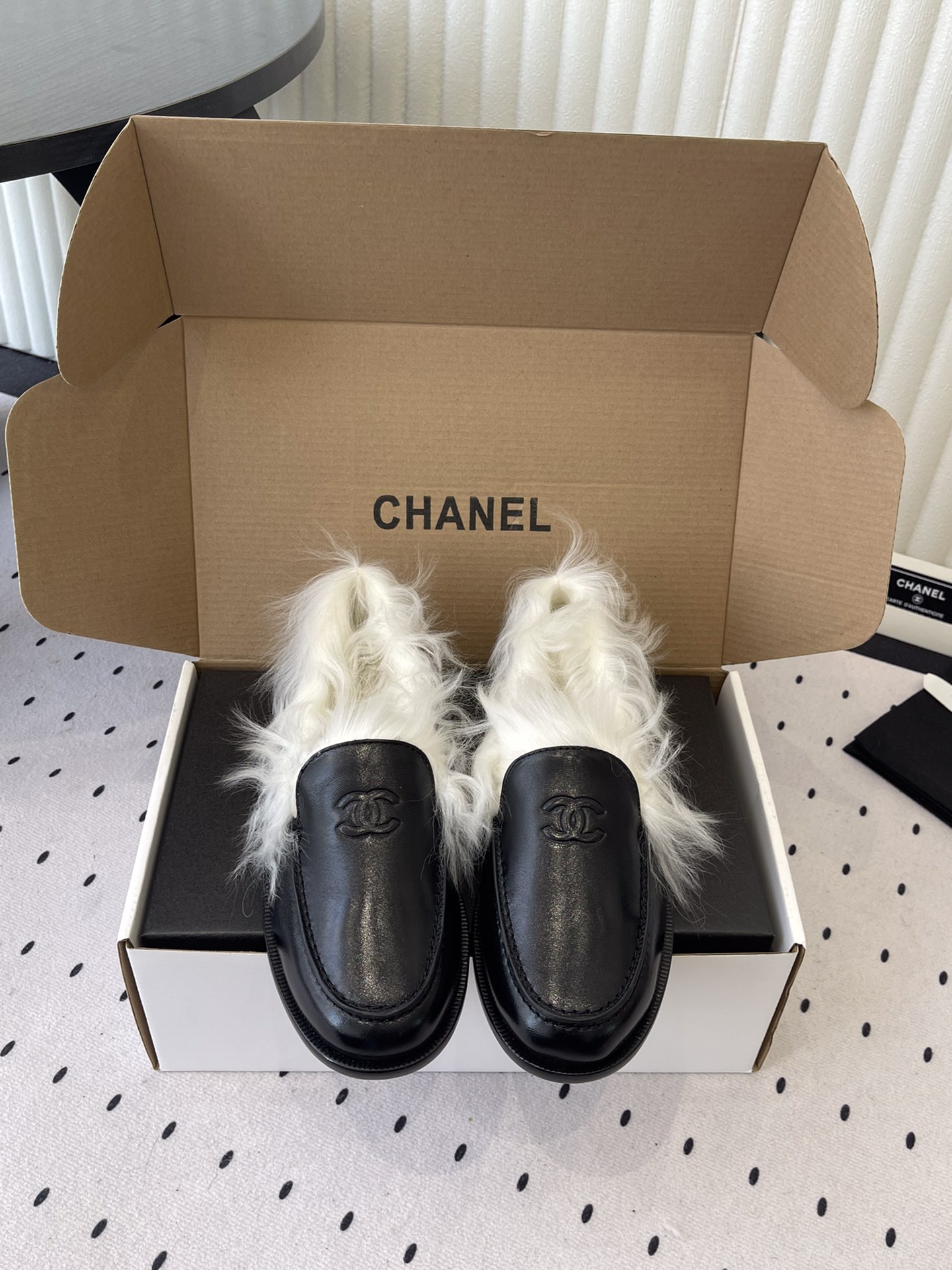NO:647840,Dongguan purchasing agent level Chanel's new autumn and winter furry loafers are printed with Chanel's classic double C logo on a prominent position on the shoe body, which strengthens brand recognition and luxury. The fluffy plush design is used at the mouth or upper of the shoe, which not only improves warmth in autumn and winter, but also adds a soft, retro visual layer. It combines smooth leather, suede and other upper materials to form a texture contrast with the plush, taking into account both sophistication and comfort. Continuing the simple shoe style of loafers, the round and smooth silhouette is suitable for a variety of wearing styles, from casual to light and sophisticated styles. It covers black, beige brown, black and white contrasting colors, etc., to meet the matching needs of different scenes, with both fashion and practicality. The upper is imported sheepskin, the lining is imported Tuscan wool, the outsole is Italian leather, and the height is increased by 2.5cm. size35-40,loafers,chanel,chanel,loafers,sheepskin,chamois leather,Leather soles19860909东莞代购级别 Chanel新款秋冬新款毛毛乐福鞋单鞋 鞋身显著位置印有香奈儿经典双C Logo,强化品牌辨识度与奢华感.鞋口或鞋帮处采用蓬松毛绒设计,既提升秋冬保暖性,又增添柔糯、复古的视觉层次.结合光滑皮革、麂皮等鞋面材质,与毛绒形成质感对比,兼顾精致感与舒适度. 延续乐福鞋的简约鞋型,圆润流畅的轮廓适配多种穿搭风格,从休闲到轻熟风都能轻松驾驭.涵盖黑色、米棕、黑白撞色等配色,满足不同场景的搭配需求,兼具时尚感与实用性. 鞋面进口羊皮 内里进口托斯卡纳毛 大底意大利真皮大底 增高2.5cm size35-40码,乐福鞋毛毛鞋,chanel,chanel,loafers,sheepskin,chamois leather,Leather soles,Women's Shoes