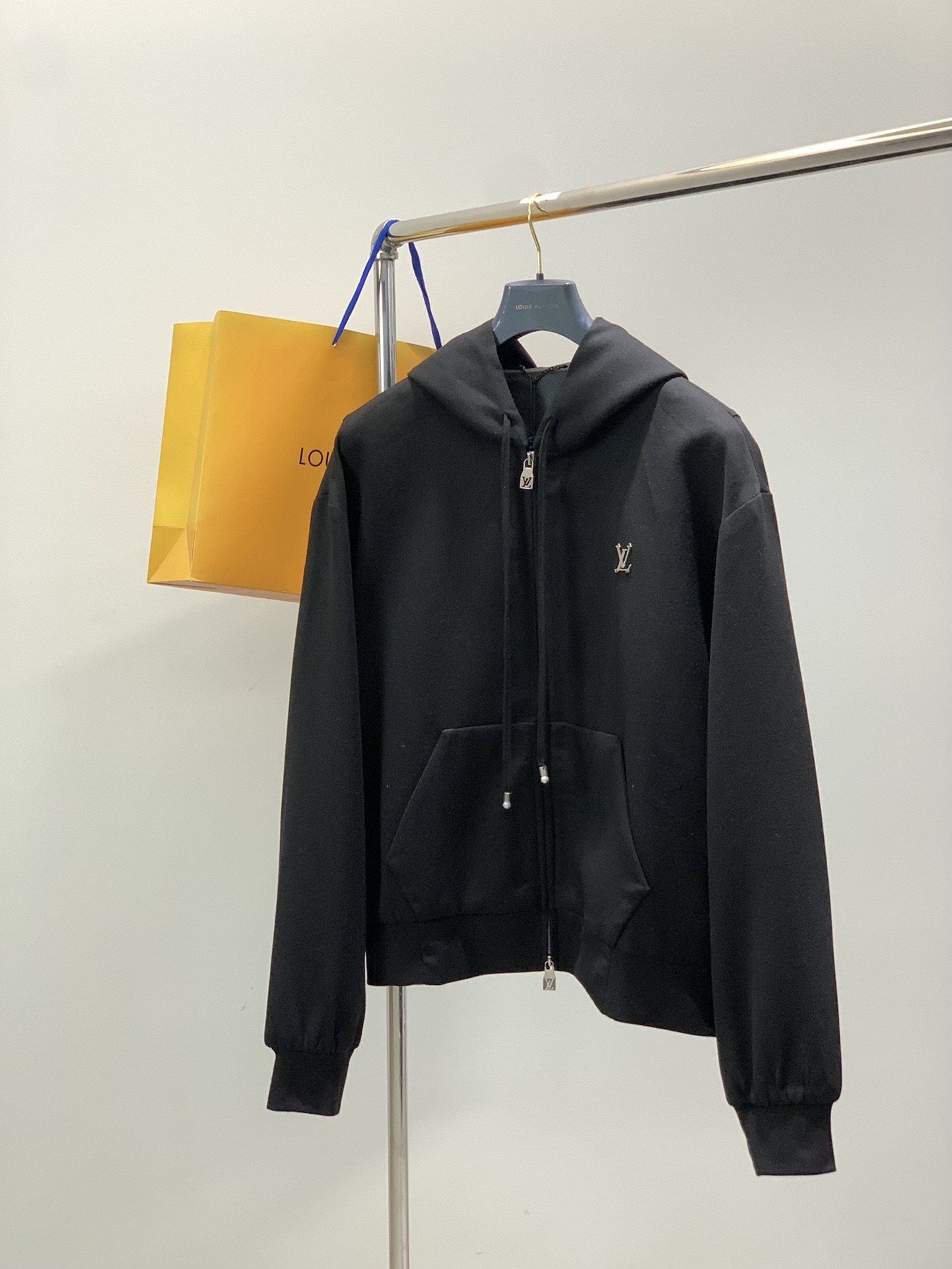 NO:646501,Clothes, pants, Louis Vuitton, the latest autumn and winter styles, available at counters simultaneously, original orders, fashionable casual suits, the upper body is very unique!  Eye-catching and bright, imported original fabrics, top-notch printing technology letter pattern decoration Logo, original hardware accessories decoration, simple yet fashionable, classic atmosphere, comfortable and breathable, handsome and stylish upper body, size S-XL size SML  SMLXL pants length 102103104105 waist 78828690 hips 102106110114 trouser legs 48505254,,louis vuitton,louis vuitton,alexander wang19860909衣服,裤子,LouisVuitton 路易威登,秋冬最新款,专柜同步有售,原单狠货,时尚休闲套装,上身很有特点！吸睛而有亮点,进口原版面料,顶级印花工艺字母图案装饰Logo,原版五金辅料装饰,简单而不失时尚,经典大气,舒适透气,上身帅气有型,码数S-XL 尺码SMLXL 衣长6465.56768.5 胸围126130134138 肩宽5657.55960.5 袖长67686970 SMLXL 裤长102103104105 腰围78828690 臀围102106110114 裤脚48505254,,louis vuitton,louis vuitton,alexander wang,Men's clothing