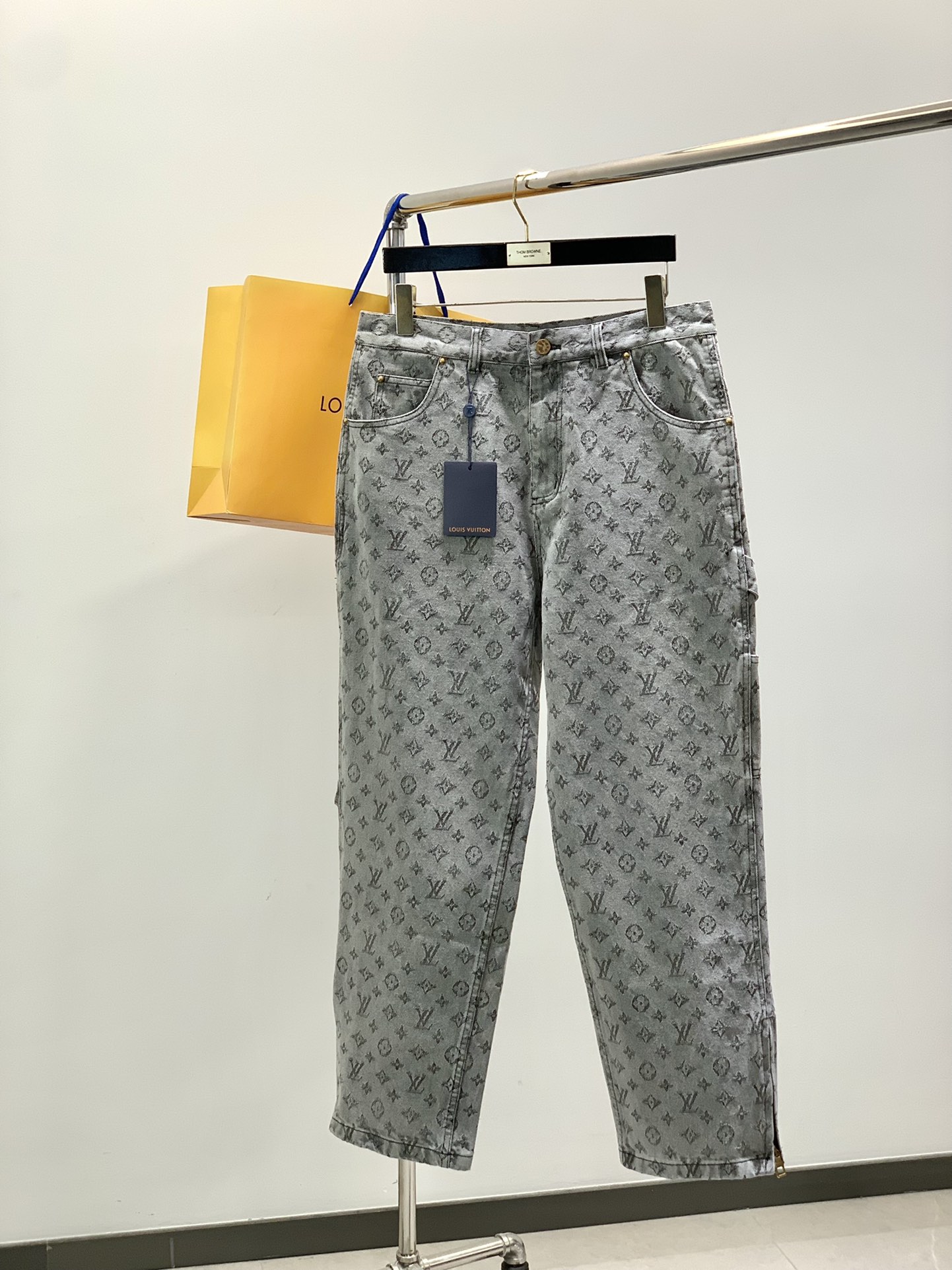 NO:656385,, Louis Vuitton, the latest model for autumn and winter 2025, available at counters simultaneously, original order, fashionable and casual washed jeans, the upper body is very unique!  Eye-catching and bright, imported original fabrics, top-quality jacquard crafts letter pattern decoration Logo, original hardware accessories decoration, simple yet fashionable, classic atmosphere, comfortable and breathable, handsome and stylish upper body, size S-XL,, louis vuitton, louis vuitton, jeans, alexander wang19860909,LouisVuitton 路易威登,2025秋冬最新款,专柜同步有售,原单狠货,时尚休闲水洗牛仔裤,上身很有特点！吸睛而有亮点,进口原版面料,顶级提花工艺字母图案装饰Logo,原版五金辅料装饰,简单而不失时尚,经典大气,舒适透气,上身帅气有型,码数S-XL,,louis vuitton,louis vuitton,jeans,alexander wang,Men's clothing