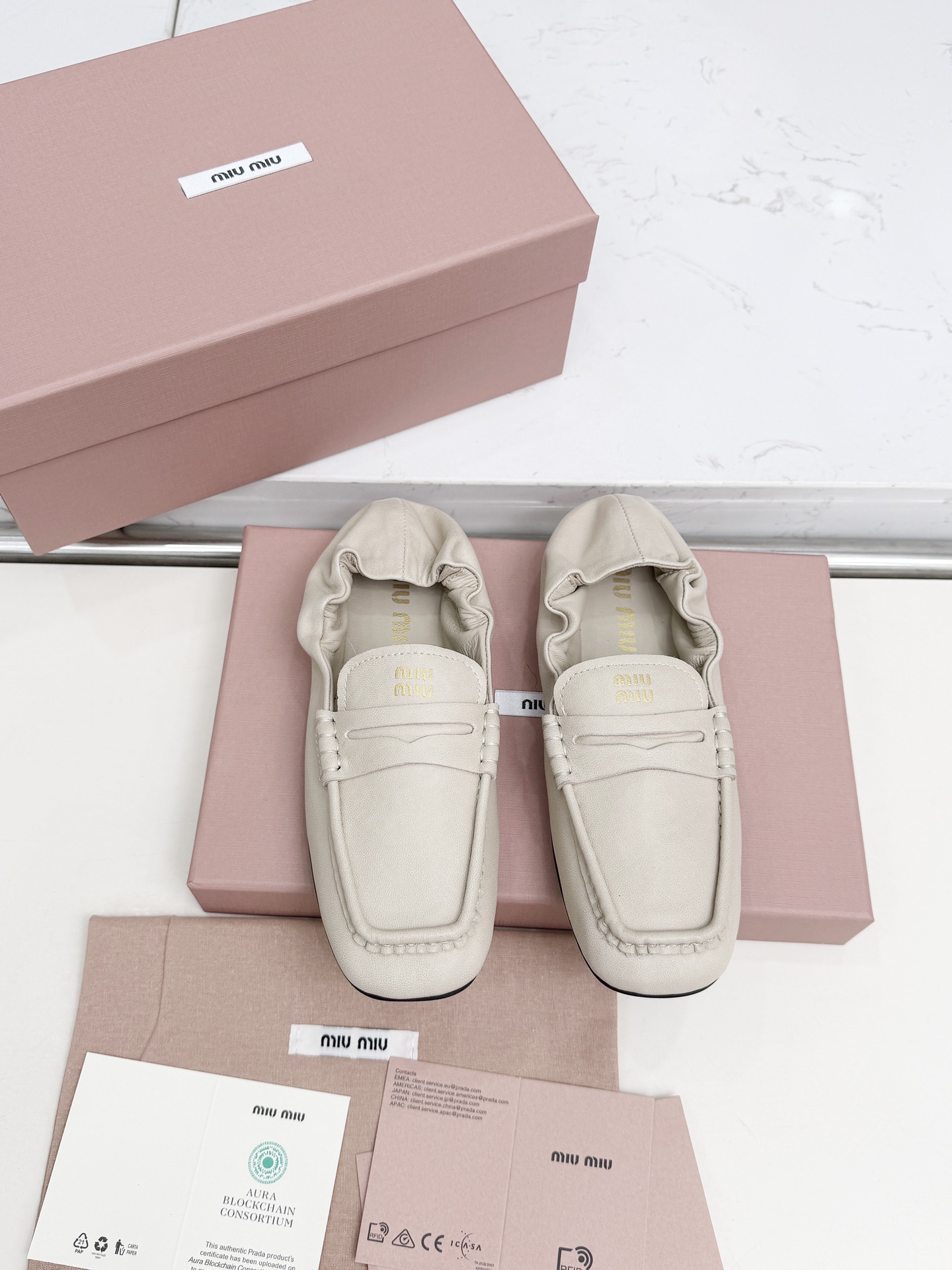 NO:639873,MiuMi/Miu Miu 26 new slip-on lazy shoes, official spring and summer new style, fashionable and versatile, can be salty or sweet, not abrasive to feet, whether worn barefoot or with socks, super age-reducing, super invincible and versatile original 1:1 copy, imported straight soft sheepskin upper, wool lining, sole counter outsole, code number 3540 (41 custom-made, non-refundable),,miumiu,sheepskin,socks19860909MiuMi／缪缪26新款一脚蹬懒人单鞋 官方春夏季新款,时髦百搭·即可咸又可甜·一点也不磨脚·无论光脚穿还是搭配袜子穿都超级减龄 超级无敌百搭原版1比1复制 鞋面进口直柔羊皮 内里羊毛 鞋底专柜大底 码数3540（41订做不退换）,,miumiu,sheepskin,socks,Men's shoes