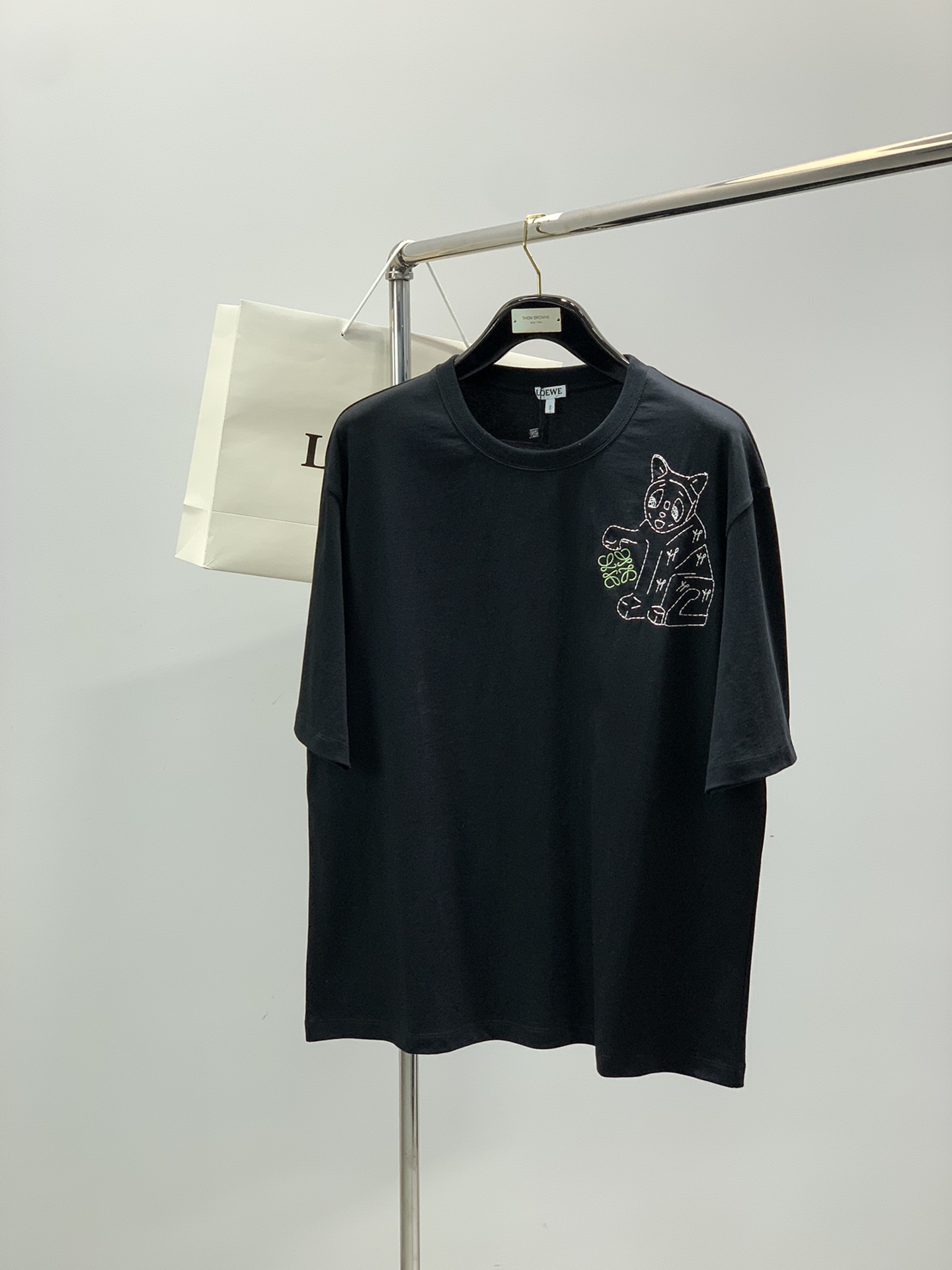 NO:656380,, Loewe Luo Yiwei, the latest model for summer 2025, available at counters at the same time, original order, fashionable and casual round neck short-sleeved T-shirt, the upper body is very unique!  Eye-catching and bright, imported original fabrics, top embroidery craftsmanship letter pattern decoration Logo, simple yet fashionable, classic atmosphere, comfortable and breathable, handsome and stylish upper body, 2 colors recommended, size S-XL,, loewe, loewe, T-shirt, tees, t-shirt, alexander wang19860909,Loewe 罗意威,2025夏季最新款,专柜同步有售,原单狠货,时尚休闲圆领短袖T恤,上身很有特点！吸睛而有亮点,进口原版面料,顶级刺绣工艺字母图案装饰Logo,简单而不失时尚,经典大气,舒适透气,上身帅气有型,2色推荐,码数S-XL,,loewe,loewe,T-shirt,tees，t-shirt,alexander wang,Men's clothing