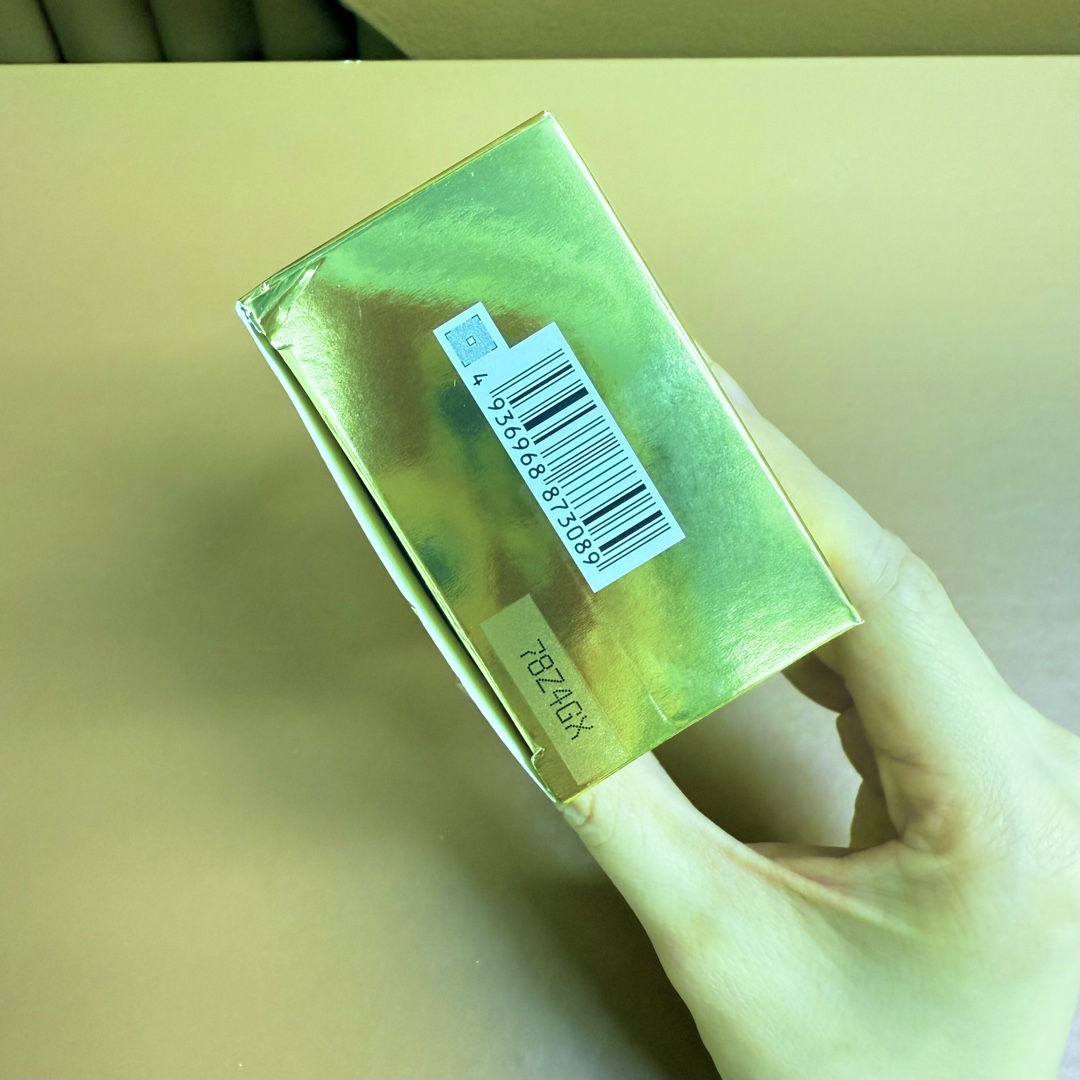 调价各💰60包邮
圣罗兰恒久散粉🔜微米级超细粉体填平毛孔，原相机怼脸拍无颗粒感，打造“柔焦滤镜”妆效，欧美妆党直接锁死。色号：1⃣️01透明色：万能“隐身散粉”，新手闭眼入。适合所有肤色，尤其懒人、化妆小白。上脸完全无妆感，像给皮肤盖了一层“空气纱”，保留自然光泽又能隐形毛孔，素颜扫两下也显气色。叠涂任何粉底都不打架，随手抓来定妆不出错。2⃣️04粉雾紫：黄皮的“反光板”，暗沉退退退。专门为黄皮、熬夜脸设计！薰衣草紫调精准对冲皮肤暗黄，扫完脸蛋立刻亮一度，像偷偷打了“元气补丁”。但需少量多次扫在面中，避免“紫薯精”效果3⃣️05冰川蓝：泛红肌的“遮瑕搭子”，瑕疵皮救星。蓝色粉体专治“关公脸”——红血丝、痘痘泛红、敏感肌的高原红，扫完瞬间降温。加了粉调平衡冷感，白皮用了像“自带柔光”，泛红瑕疵皮用完直起鸡皮疙瘩