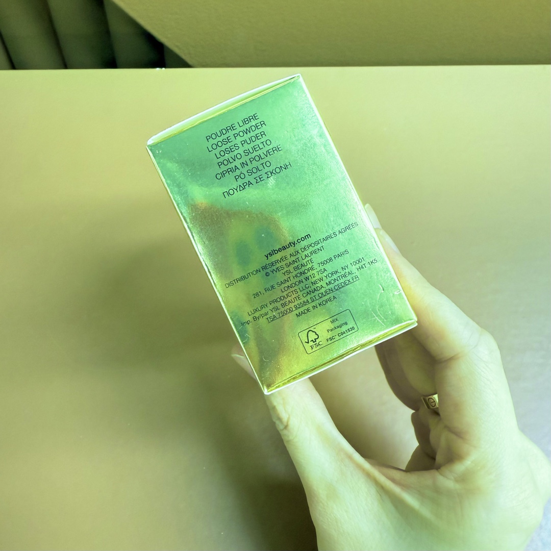 调价各💰60包邮
圣罗兰恒久散粉🔜微米级超细粉体填平毛孔，原相机怼脸拍无颗粒感，打造“柔焦滤镜”妆效，欧美妆党直接锁死。色号：1⃣️01透明色：万能“隐身散粉”，新手闭眼入。适合所有肤色，尤其懒人、化妆小白。上脸完全无妆感，像给皮肤盖了一层“空气纱”，保留自然光泽又能隐形毛孔，素颜扫两下也显气色。叠涂任何粉底都不打架，随手抓来定妆不出错。2⃣️04粉雾紫：黄皮的“反光板”，暗沉退退退。专门为黄皮、熬夜脸设计！薰衣草紫调精准对冲皮肤暗黄，扫完脸蛋立刻亮一度，像偷偷打了“元气补丁”。但需少量多次扫在面中，避免“紫薯精”效果3⃣️05冰川蓝：泛红肌的“遮瑕搭子”，瑕疵皮救星。蓝色粉体专治“关公脸”——红血丝、痘痘泛红、敏感肌的高原红，扫完瞬间降温。加了粉调平衡冷感，白皮用了像“自带柔光”，泛红瑕疵皮用完直起鸡皮疙瘩