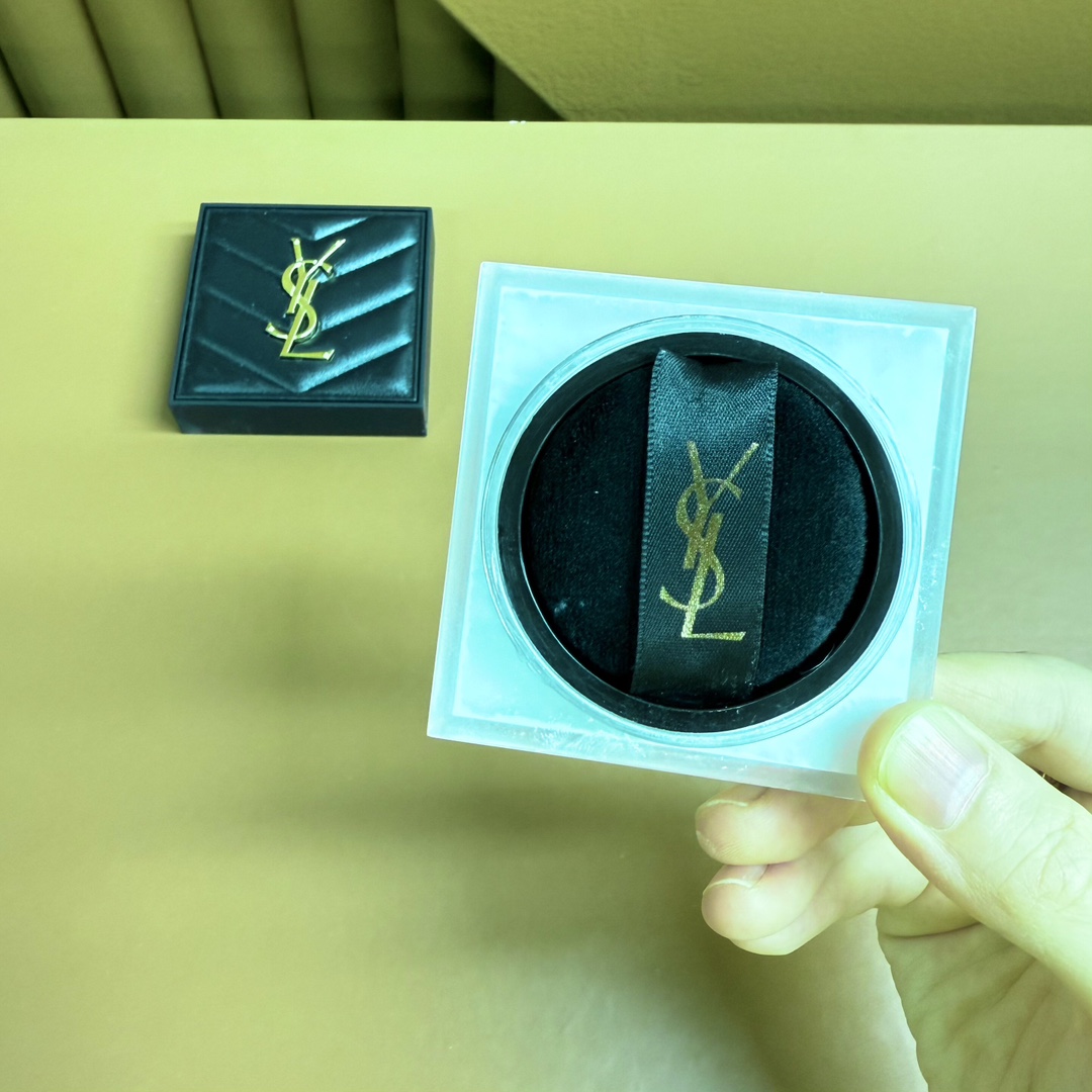 调价各💰60包邮
圣罗兰恒久散粉🔜微米级超细粉体填平毛孔，原相机怼脸拍无颗粒感，打造“柔焦滤镜”妆效，欧美妆党直接锁死。色号：1⃣️01透明色：万能“隐身散粉”，新手闭眼入。适合所有肤色，尤其懒人、化妆小白。上脸完全无妆感，像给皮肤盖了一层“空气纱”，保留自然光泽又能隐形毛孔，素颜扫两下也显气色。叠涂任何粉底都不打架，随手抓来定妆不出错。2⃣️04粉雾紫：黄皮的“反光板”，暗沉退退退。专门为黄皮、熬夜脸设计！薰衣草紫调精准对冲皮肤暗黄，扫完脸蛋立刻亮一度，像偷偷打了“元气补丁”。但需少量多次扫在面中，避免“紫薯精”效果3⃣️05冰川蓝：泛红肌的“遮瑕搭子”，瑕疵皮救星。蓝色粉体专治“关公脸”——红血丝、痘痘泛红、敏感肌的高原红，扫完瞬间降温。加了粉调平衡冷感，白皮用了像“自带柔光”，泛红瑕疵皮用完直起鸡皮疙瘩