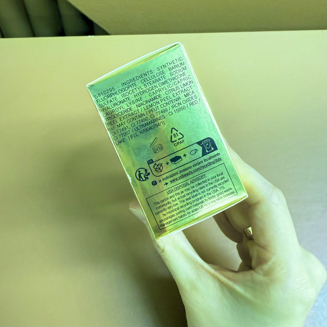 调价各💰60包邮
圣罗兰恒久散粉🔜微米级超细粉体填平毛孔，原相机怼脸拍无颗粒感，打造“柔焦滤镜”妆效，欧美妆党直接锁死。色号：1⃣️01透明色：万能“隐身散粉”，新手闭眼入。适合所有肤色，尤其懒人、化妆小白。上脸完全无妆感，像给皮肤盖了一层“空气纱”，保留自然光泽又能隐形毛孔，素颜扫两下也显气色。叠涂任何粉底都不打架，随手抓来定妆不出错。2⃣️04粉雾紫：黄皮的“反光板”，暗沉退退退。专门为黄皮、熬夜脸设计！薰衣草紫调精准对冲皮肤暗黄，扫完脸蛋立刻亮一度，像偷偷打了“元气补丁”。但需少量多次扫在面中，避免“紫薯精”效果3⃣️05冰川蓝：泛红肌的“遮瑕搭子”，瑕疵皮救星。蓝色粉体专治“关公脸”——红血丝、痘痘泛红、敏感肌的高原红，扫完瞬间降温。加了粉调平衡冷感，白皮用了像“自带柔光”，泛红瑕疵皮用完直起鸡皮疙瘩