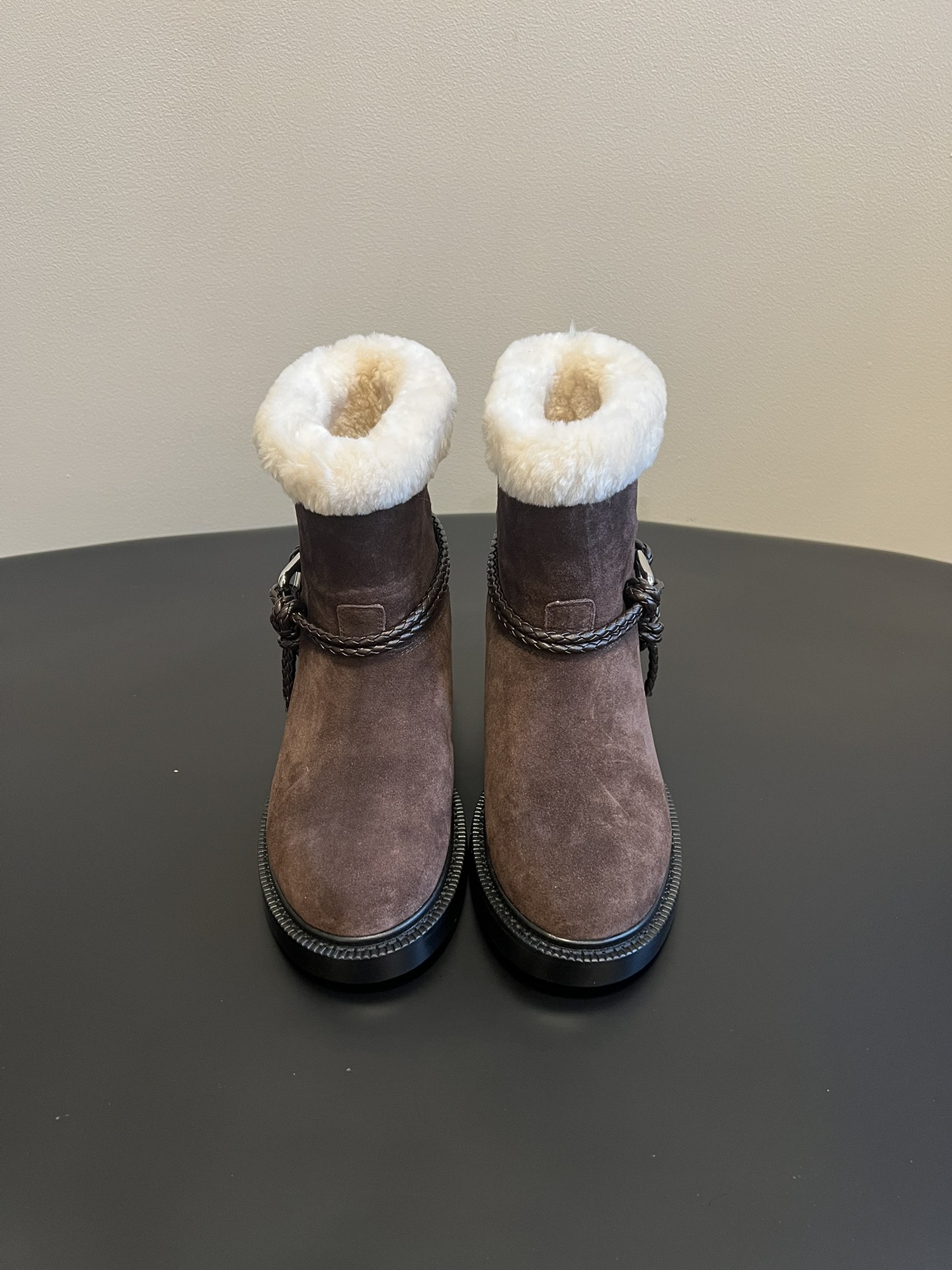 NO:646966,Top-quality Bottega Venet* 25ss new woven leather warm and fleece short boots are made of glossy suede material, with delicate texture and full of retro charm. There are two styles of short boots and long boots to meet the needs of different outfits and scenes. The boot body is decorated with a combination of metal chains and buckles, adding a punk style and design sense, making the overall look more personalized.  The round-toe shoe shape accommodates the foot shape and is comfortable without squeezing the feet; the thick sole/thick heel design has both a heightening effect and a retro tone. It combines the coolness of knight boots and the coolness of Martin boots, and infuses retro charm with the details of braided ropes and metal buckles. The style is diverse and highly recognizable. Cow suede/cowhide upper, wool lining, leather outsole, 4cm height increase, size 35-41 (40 size customization is not returnable), snow boots, bottega  veneta,boots,cowhide,chamois leather19860909顶级品质 Bottega Venet* 25ss新款编织皮条保暖加绒短靴 有亮面,麂皮材质,质感细腻且富有复古韵味.有短靴和长靴两种款式,满足不同穿搭和场景需求.靴身配有金属链条与扣饰的组合装饰,增添了朋克风与设计感,使整体造型更具个性. 圆头鞋型包容脚型,舒适不挤脚；厚底/粗跟设计,兼具增高效果与复古腔调.融合骑士靴的飒爽与马丁靴的酷感,又因编绳、金属扣的细节注入复古韵味,风格多元且辨识度高. 鞋面牛反绒/牛皮 内里羊毛 大底真皮组合大底 增高4cm size35-41码（40码定制不退换）,雪地靴,bottega veneta,boots,cowhide,chamois leather,Women's Shoes