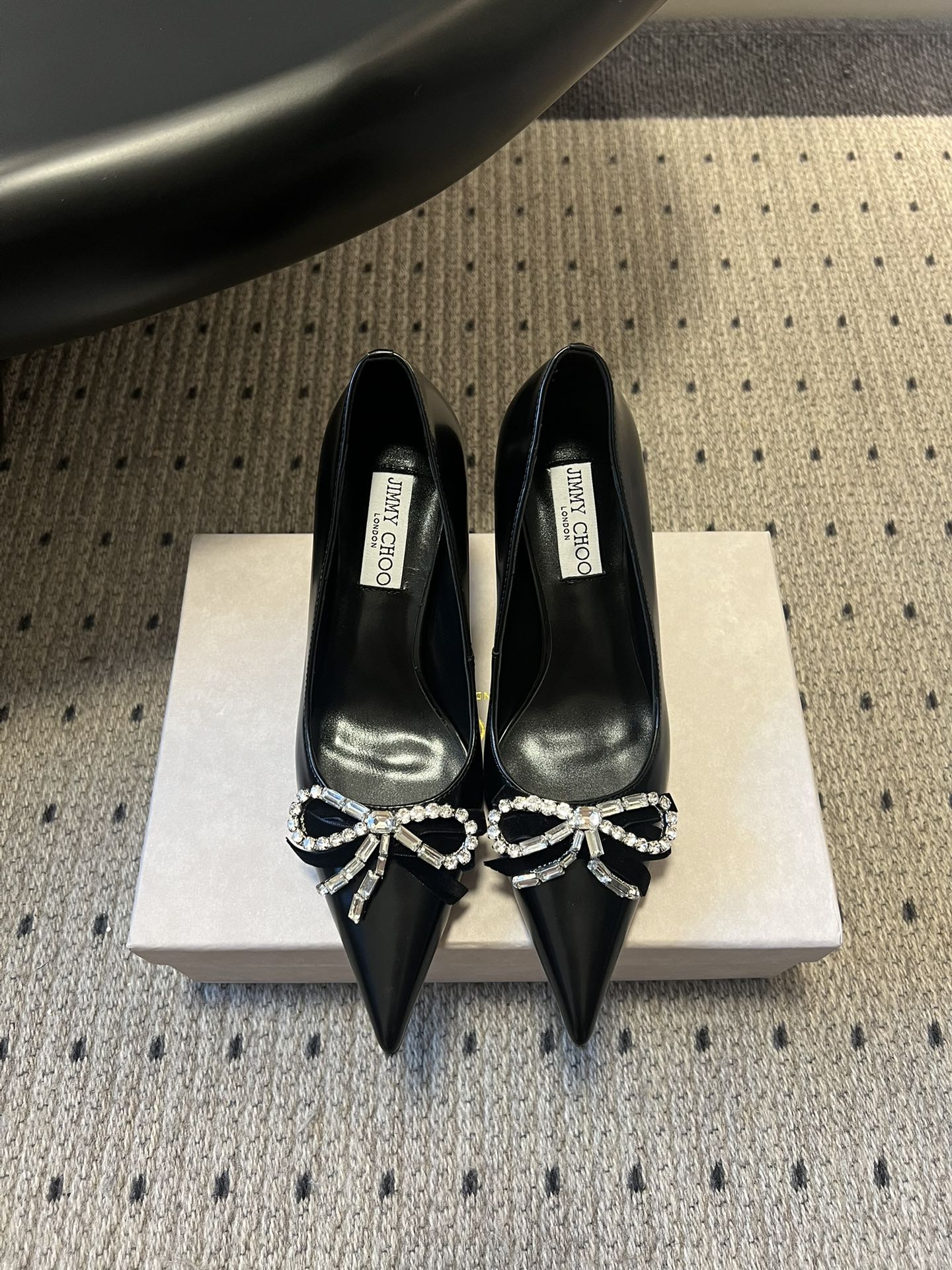 NO:678999,Jimmy Choo 25ss elegant rhinestone bow pointed-toe high heels. The iconic rhinestone bow decoration on the toe is a highly recognizable element of the brand; the pointed toe + shallow mouth design can visually lengthen the leg line and modify the foot shape; the toe adopts a pointed toe shape to modify the foot shape and make it more refined; the upper is decorated with bow rhinestones, integrating elegance and sweet elements, highlighting the brand's iconic luxury details;  The heel is a stiletto heel with a moderate height, which not only enhances the aura but also ensures a certain level of walking comfort. It is made of high-quality leather material and has a glossy texture. With its pointed toe, stiletto heel and bow decoration, these short boots are not only suitable for elegant expression in formal occasions, but also can show personality through mix and match. They are the core items for creating 'exquisite dressing' in autumn and winter. Upper cowhide/silk hot diamond/grete lining sheepskin outsole genuine leather outsole increased by 7cm  size 35-41 (customized sizes 40 and 41 are non-refundable), high-heeled shoes, jimmy choo, boots, high heels, cowhide, sheepskin, Leather soles19860909Jimmy Choo 25ss气质优雅水钻蝴蝶结尖头高跟鞋 鞋头标志性的水钻蝴蝶结装饰是品牌辨识度极高的元素；尖头+浅口设计,能视觉拉长腿部线条,修饰脚型；鞋头采用尖头造型,修饰脚型更显精致；鞋面以蝴蝶结水钻装饰,融合优雅与甜美元素,凸显品牌标志性的奢华细节； 鞋跟为细高跟,高度适中,既提升气场又保障一定行走舒适度.选用优质皮革材质,呈现光泽质感；这类短靴凭借尖头、细跟与蝴蝶结装饰,既适合正式场合的优雅表达,也能通过混搭展现个性,是秋冬塑造“精致感穿搭”的核心单品. 鞋面牛皮/丝绸烫钻/格力特 内里羊皮 大底真皮大底 增高7cm size35-41码（40、41码定制不退换）,高跟鞋单鞋,jimmy choo,boots,high heels,cowhide,sheepskin,Leather soles,Women's Shoes