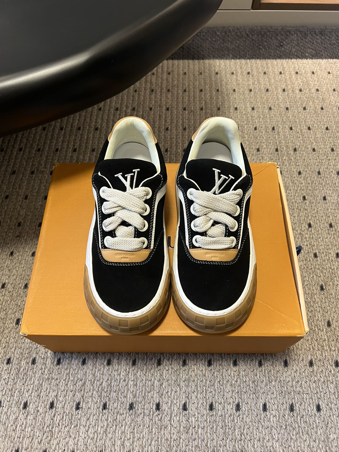 NO:668123,Louis Vuitto*'s new thick-soled presbyopia casual shoes and sneakers, LV Tilted series sneakers, are named after the LV embroidered logo on the tongue and are highly recognizable. They are available in canvas, suede/cowhide and other materials, and some models are equipped with natural leather edging for a high-end texture.  Wide fabric laces + thick rubber outsole, with Damier checkerboard pattern on the toe and Monogram flowers on the outsole, which is retro and brand-recognizable; the low-top version combines the retro feel with modern trends, and is a casual and versatile luxury sports shoe; suede upper, sheepskin lining, original molded outsole, increased by 4cm, Size 35-45 (40 and 45 sizes are customized, non-refundable), casual shoes/sports shoes, louis  vuitton,louis vuitton,sneakers,cowhide,sheepskin,chamois leather19860909Louis Vuitto* 新款厚底老花休闲鞋运动鞋 LV Tilted系列运动鞋,名字源于鞋舌倾斜的LV刺绣Logo,辨识度很高；有帆布、麂皮/牛皮等材质,部分款搭配天然皮革包边,质感高级； 宽幅织物鞋带+厚底橡胶外底,鞋头有Damier棋盘格、外底点缀Monogram花卉,复古又有品牌辨识度；低帮版型,融合年代复古感与现代潮流,属于休闲百搭的奢侈运动鞋； 鞋面麂皮 内里羊皮 鞋底原版开模大底 增高4cm Size35-45码（40、45码定制不退换）,休闲鞋/运动鞋,louis vuitton,louis vuitton,sneakers,cowhide,sheepskin,chamois leather,Women's Shoes