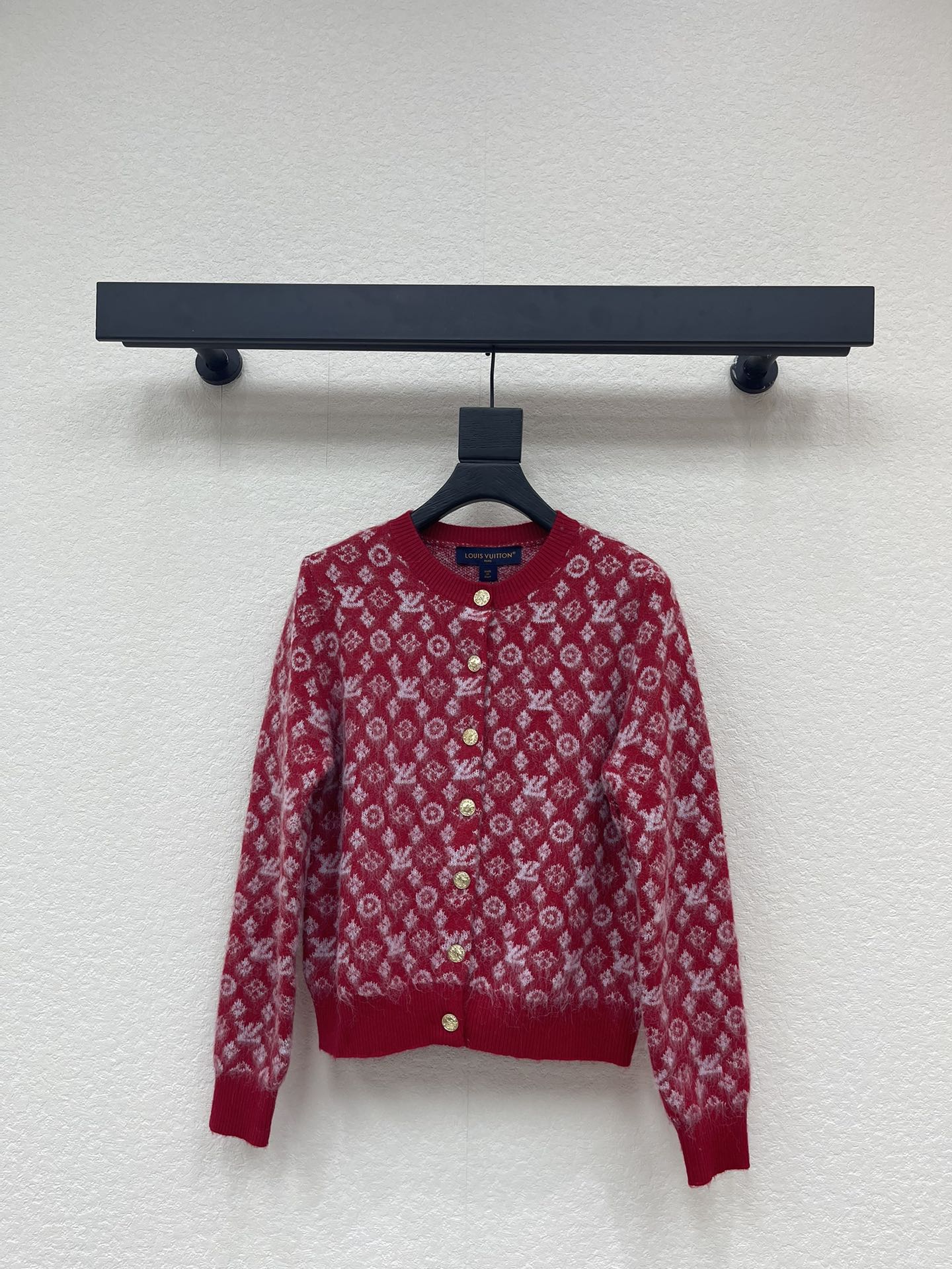 NO:654564,LV Louis Vuit*25 new autumn and winter knitted round-neck cardigan Classic brand letter logo pattern contrasting jacquard fleece design yb molded letter logo metal button embellishment A must-have for Christmas and New Year atmosphere. Sizes sml, louis vuitton, louis vuitton, alexander wang19860909LV路易威*25秋冬新款针织圆领开衫 经典品牌字母logo图案撞色提花抓毛设计 yb开模字母logo金属纽扣点缀 圣诞新年氛围感穿搭必备 尺码sml,,louis vuitton,louis vuitton,alexander wang,Women's clothing