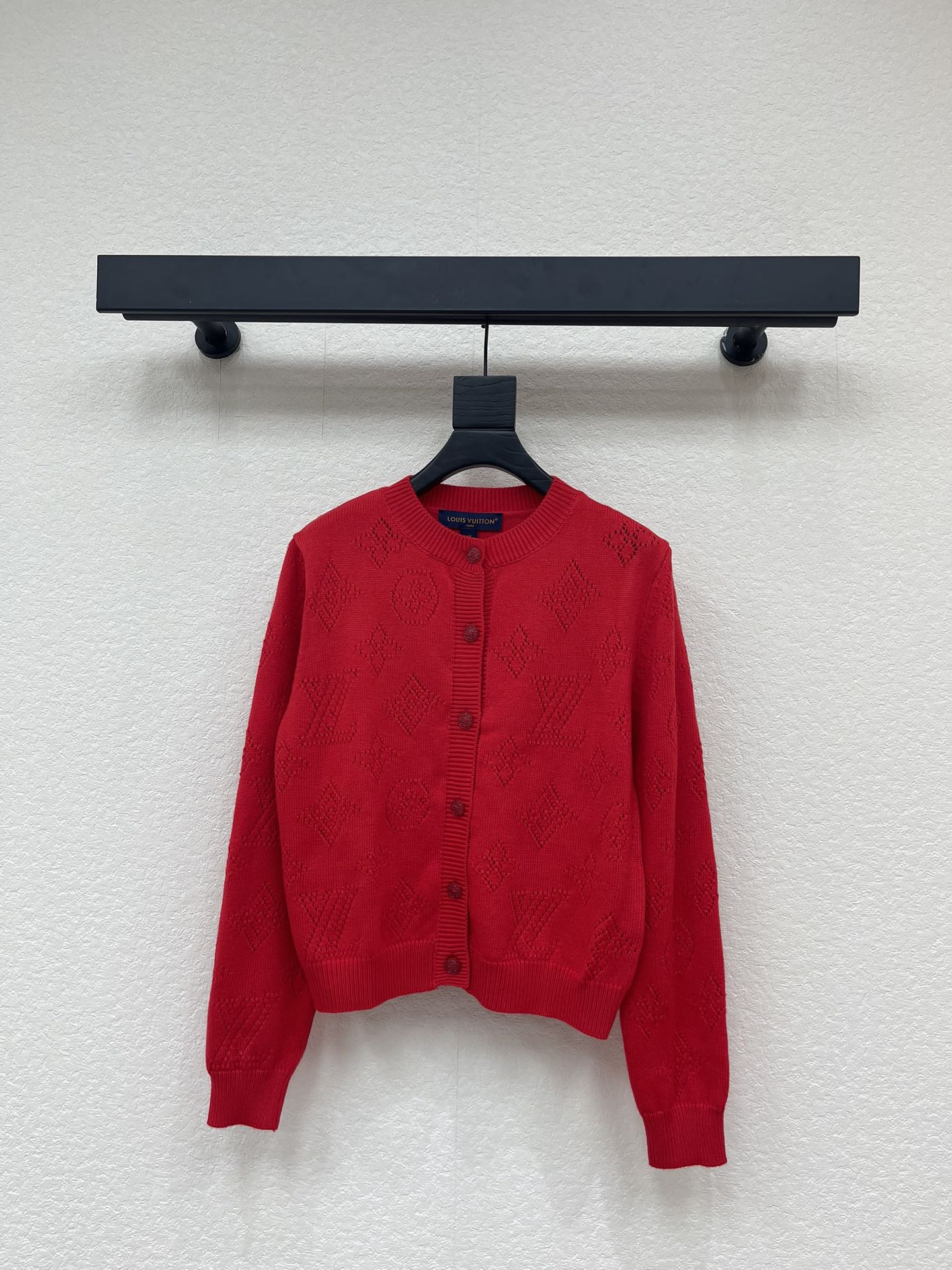 NO:654550,LV Louis Vuit*25 new autumn and winter new knitted round neck cardigan, brand logo pattern hollow jacquard decoration, yb molded letter logo button embellishment, a must-have for Christmas atmosphere, sizes sml,, louis vuitton, louis vuitton, alexander wang19860909LV路易威*25秋冬新款针织圆领开衫 品牌logo图案镂空提花装饰 yb开模字母logo纽扣点缀 圣诞氛围感穿搭必备 尺码sml,,louis vuitton,louis vuitton,alexander wang,Women's clothing