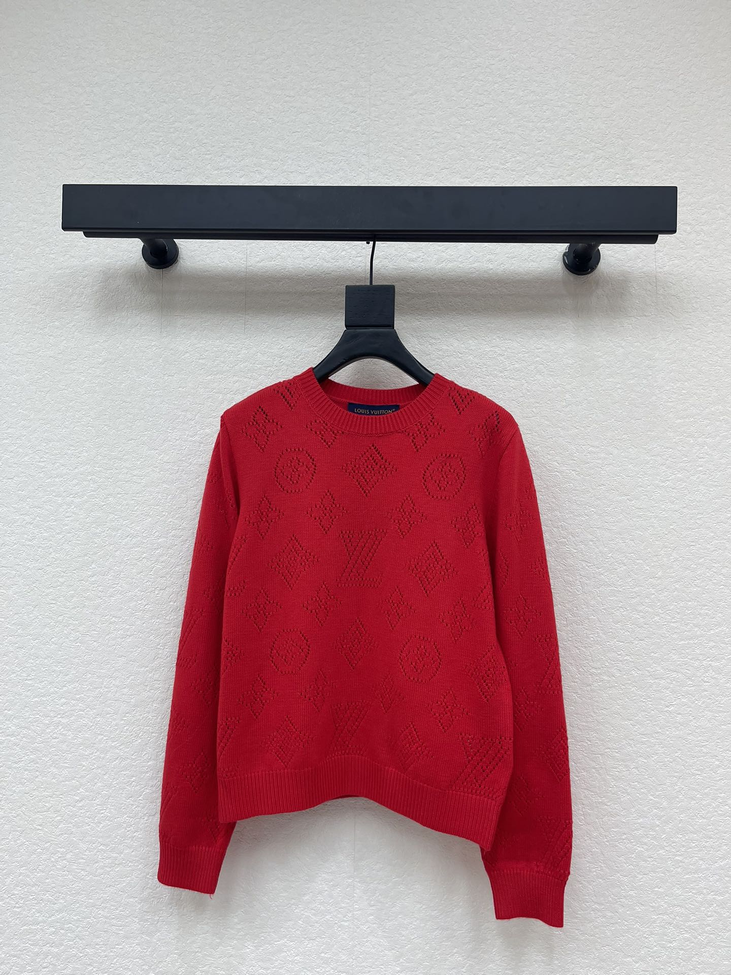 NO:654555,LV Louis Vuit*25 new autumn and winter knitted round neck pullover. Brand logo pattern hollow jacquard decoration. Fashionable, exquisite and versatile. A must-have for Christmas and New Year atmosphere. Sizes sml,,louis vuitton,louis vuitton,alexander wang19860909LV路易威*25秋冬新款针织圆领套头 品牌logo图案镂空提花装饰 时髦精致百搭 圣诞新年氛围感穿搭必备 尺码sml,,louis vuitton,louis vuitton,alexander wang,Women's clothing