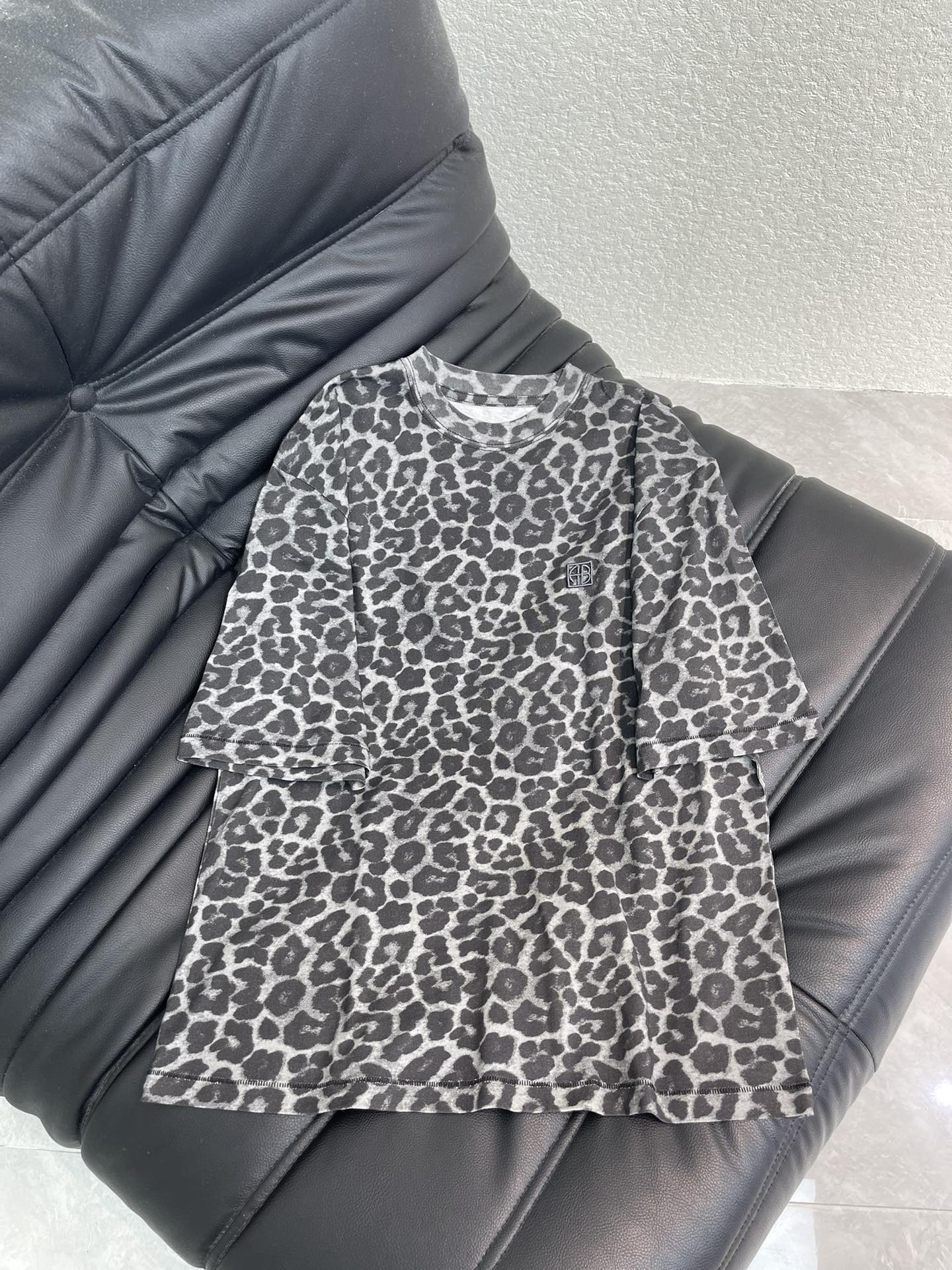 NO:654580,2026 early spring new style gray leopard print embroidered round neck short-sleeved T. Classic leopard print elements, never go out of style, wild and charming. Knitted material, soft and skin-friendly, very comfortable to wear next to the body SML A,, T-shirt, alexander wang198609092026早春新款 灰色豹纹印花刺绣圆领短袖T 经典豹纹元素,永远不会过时,野性又迷人.针织材质,柔软亲肤 贴身穿很舒服 SML A,,T-shirt,alexander wang,Women's clothing