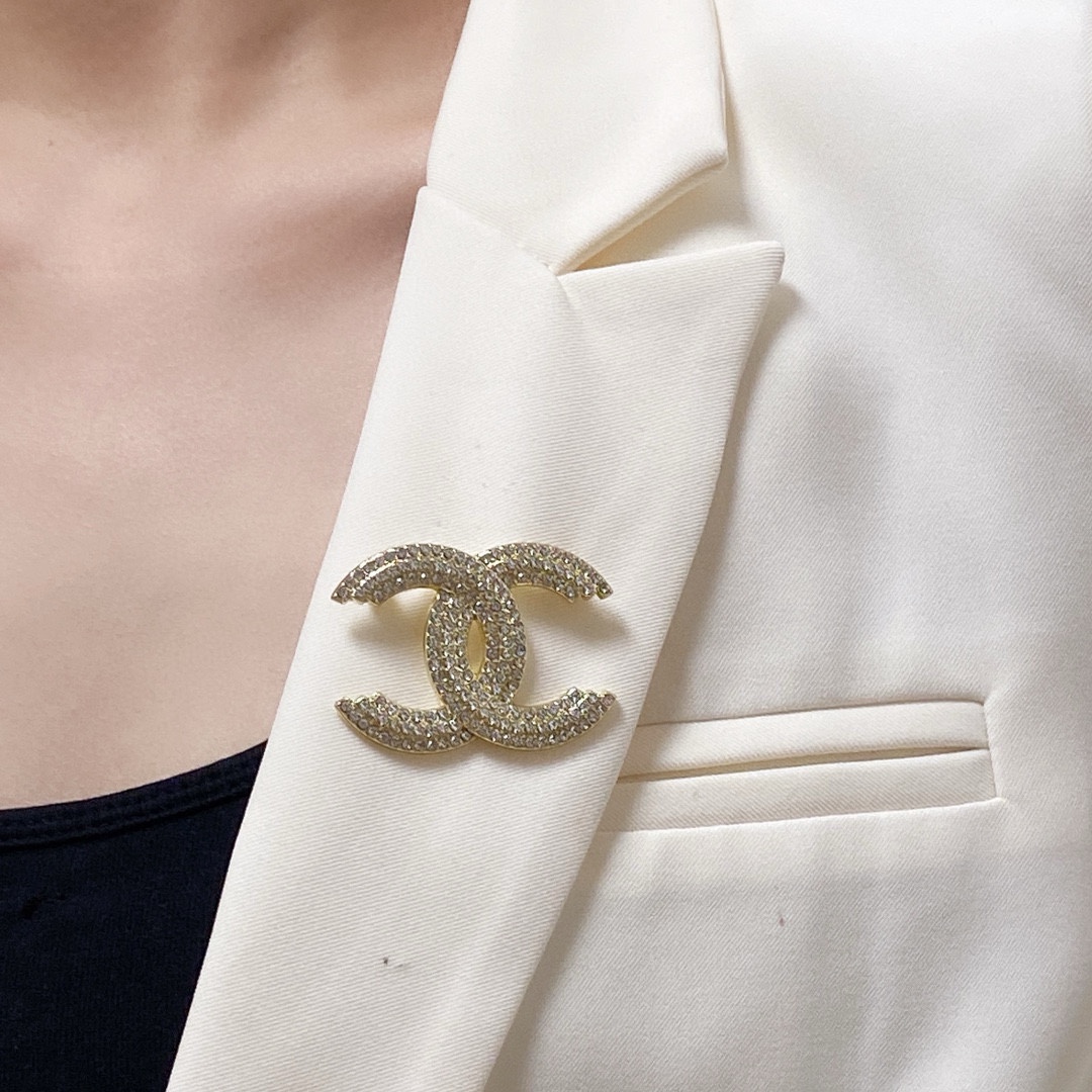 NO:642308,CHANEL Xiaoxiang's new counters are synchronized with the new Chanel brooch, which is the accessory that best understands women. Women who devote all their efforts to being themselves tend to cherish the meaning of the brooch more. Ms. Chanel pinned the brooch on her hat and told the fashionable ladies who imitated her [Broches are very practical. They can be pinned on the collar of a suit, on a pocket, on a hat, on a belt or on an evening dress. Boutique jewelry, chanel, chanel, business  suit, brooch, breastpin, hats19860909CHANEL小香 专柜新款同步上新香奈儿胸针,是最懂女人的饰物.那些倾注了全部心血去做自己的女人,往往更珍惜胸针的意义.香奈儿女士把胸针别在帽子上,并告诉那些模仿她的时髦女士们[胸针可是非常实用,它可以别在西装领上、口袋上、帽子上、腰带上或者是晚礼服上,饰品精品,chanel,chanel,business suit,brooch，breastpin,hats,Jewelry