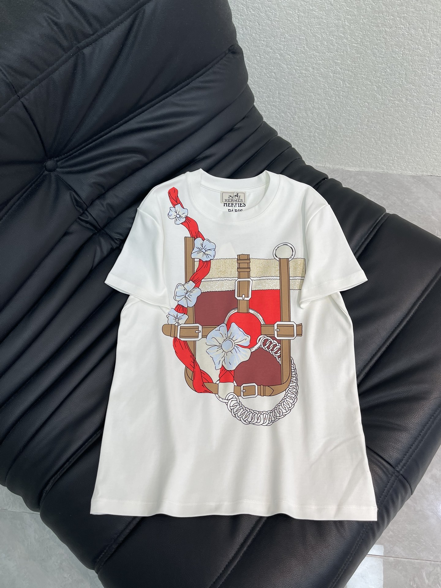 NO:654576,Herme*26 new spring and summer products are exquisite in texture, comfortable and breathable, regular short-sleeved cutting, highlighting the brand style, made of 100% cotton material, slightly stretchy, showing a slimming visual effect, the color-restoring printing process on the chest outlines the flower pattern belt buckle shape, rich colors, echoing the brand style, rich artistic style layers, fashionable and casual, and can be worn alone and stylish. SML, hermes, T-shirt, alexander wang19860909Herme*26春夏新品 质感细腻,舒适透气,常规短袖裁剪,凸显品牌格调,采用全棉材质,略带有弹力,呈现显瘦视觉效果,胸前还原色彩的印花工艺勾勒花朵图案皮带扣造型,色彩丰富,品牌格调呼应,艺术风格层次丰富,时髦休闲,单穿内搭都出彩时髦.SML,,hermes,T-shirt,alexander wang,Women's clothing