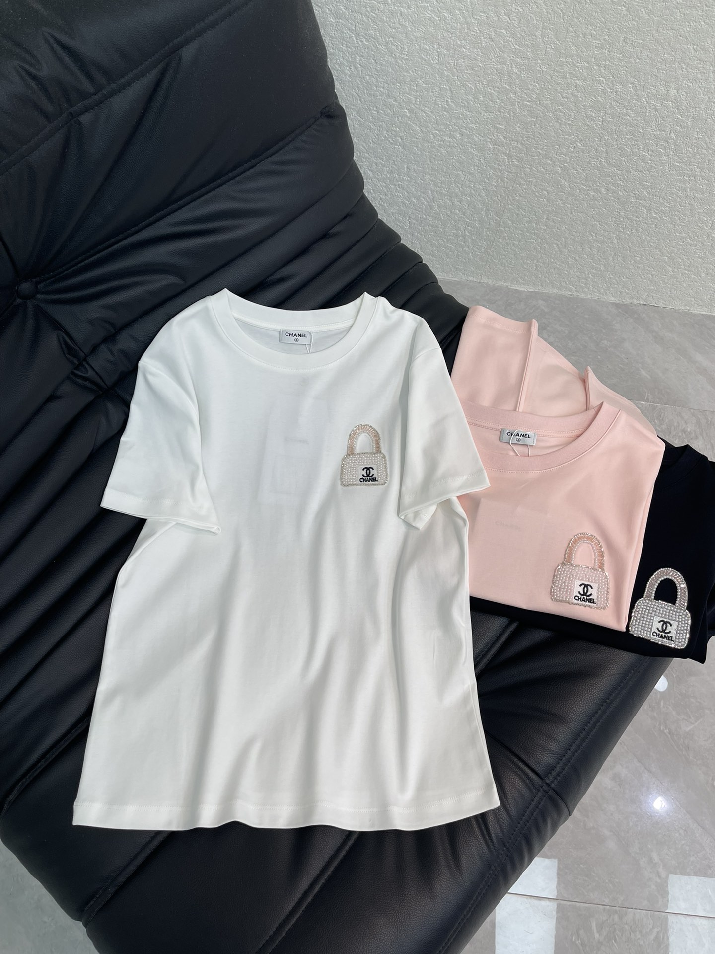 NO:654617,Chane*26 new spring and summer product Rhinestone beading logo Customized YB mercerized cotton material, fine texture, comfortable and breathable, slim-fitting short-sleeved cut, slim fit and slim fit, leather bag pattern is outlined with embroidery technology on the chest, filled with rhinestone beads inside, matched with double C logo shape, rich in color, echoing the brand style, fashionable temperament. Black and white pink SML, chanel, T-shirt, alexander wang19860909Chane*26春夏新品 水钻钉珠徽标 定制YB丝光全棉材质,质感细腻,舒适透气,修身短袖裁剪,穿搭修身显瘦,胸前以刺绣工艺勾勒皮包图案,内部填充水钻钉珠,配合双C徽标造型,色彩丰富,品牌格调呼应,气质时髦.黑白粉 SML,,chanel,T-shirt,alexander wang,Women's clothing