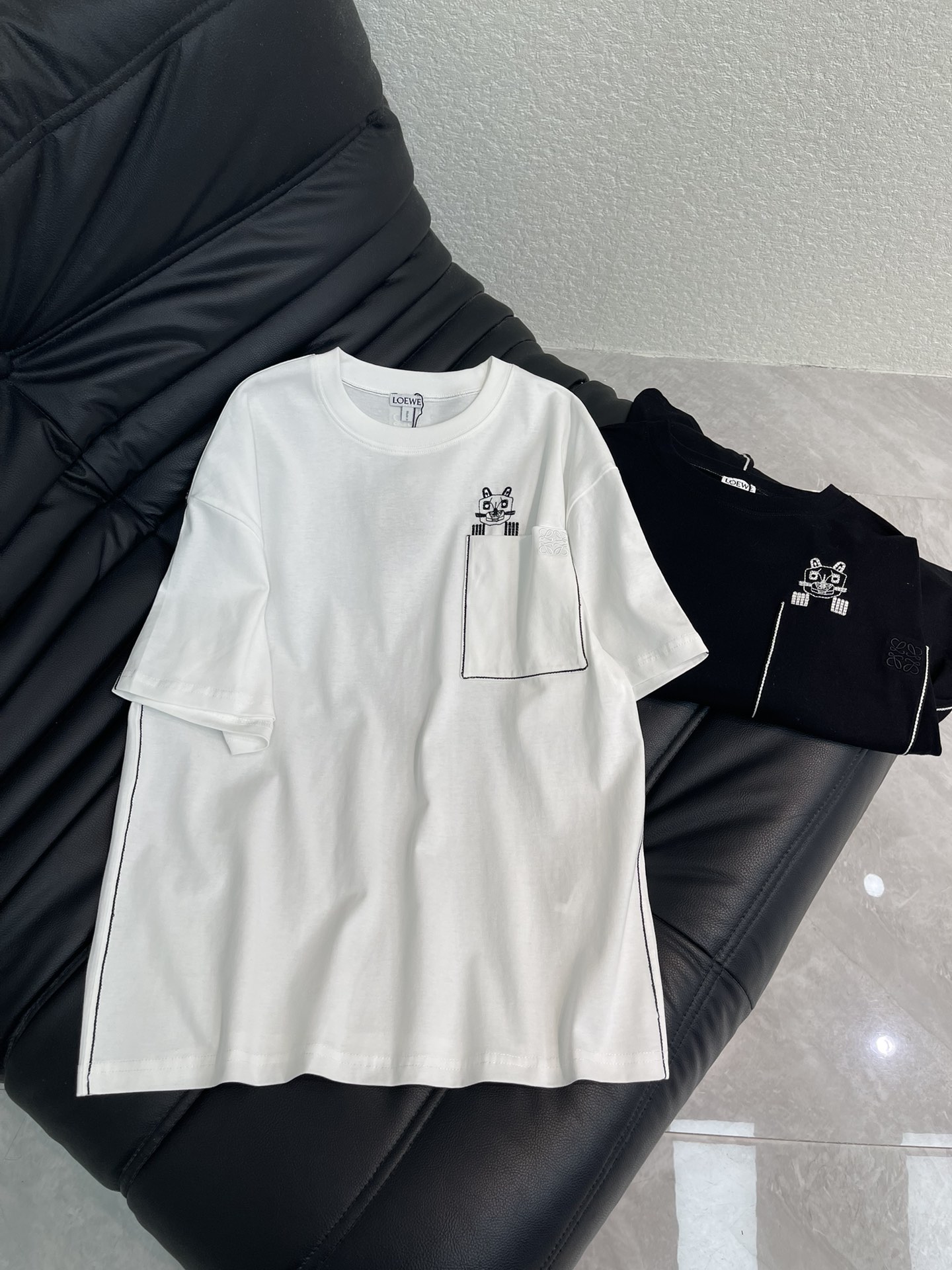 NO:654596,Loewe 2026 early spring new product pocket embroidered short-sleeved T-shirt!  Imported pure cotton fabric!  Place an order quickly!  Running volume and price,,loewe,T-shirt,tees,t-shirt,alexander wang19860909Loewe 2026早春新品 口袋刺绣短袖T恤！进口纯棉面料！ 快快报单！跑量价,,loewe,T-shirt,tees，t-shirt,alexander wang,Women's clothing