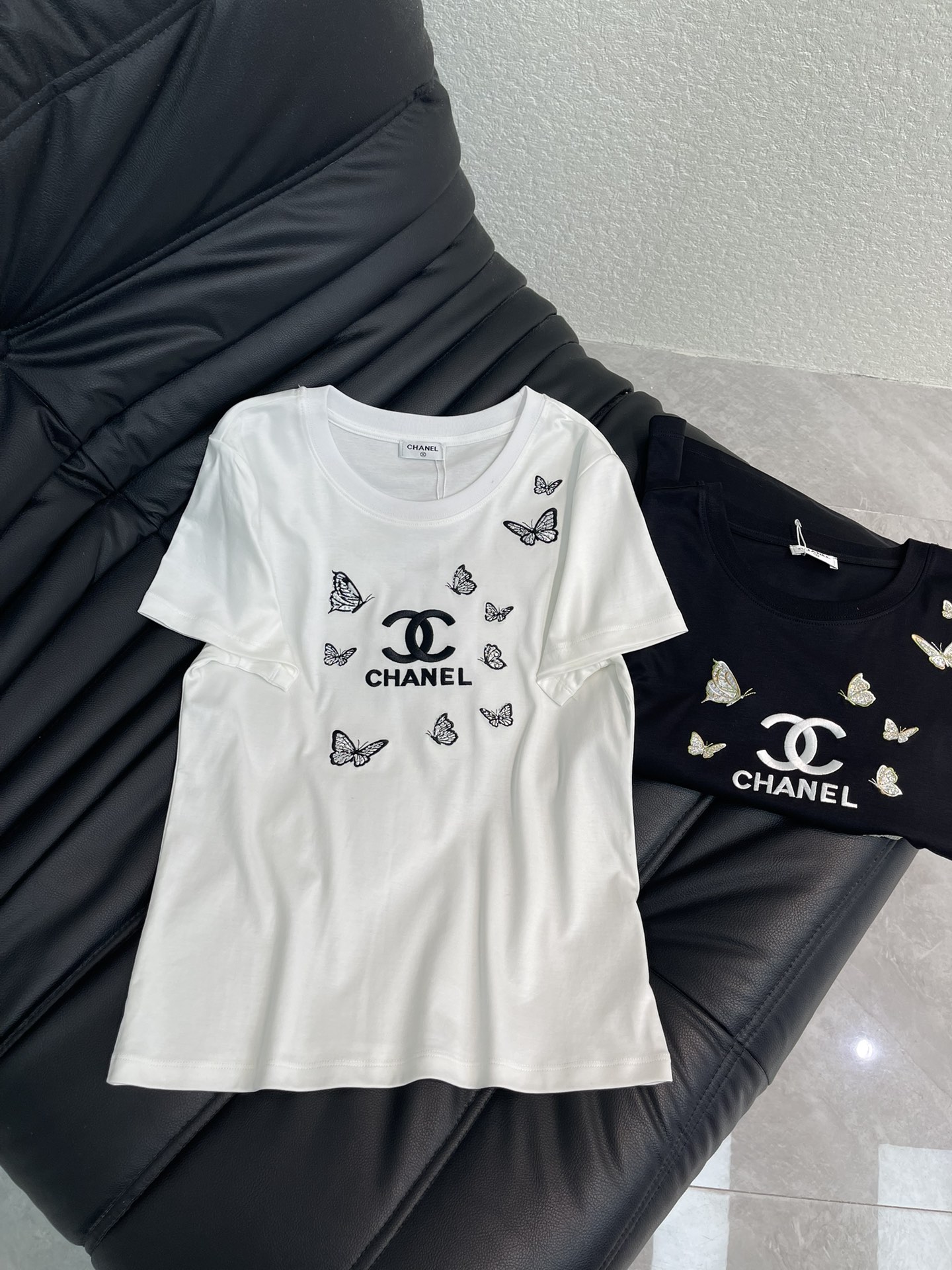 NO:654592,Chanel 2026 early spring new product embroidered heavy industry short-sleeved T-shirt!  Imported pure cotton fabric!  Place an order quickly!  Price based on volume, chanel, T-shirt, tees, t-shirt, alexander wang19860909Chanel 2026早春新品 刺绣重工短袖T恤！进口纯棉面料！ 快快报单！跑量价,,chanel,T-shirt,tees，t-shirt,alexander wang,Women's clothing