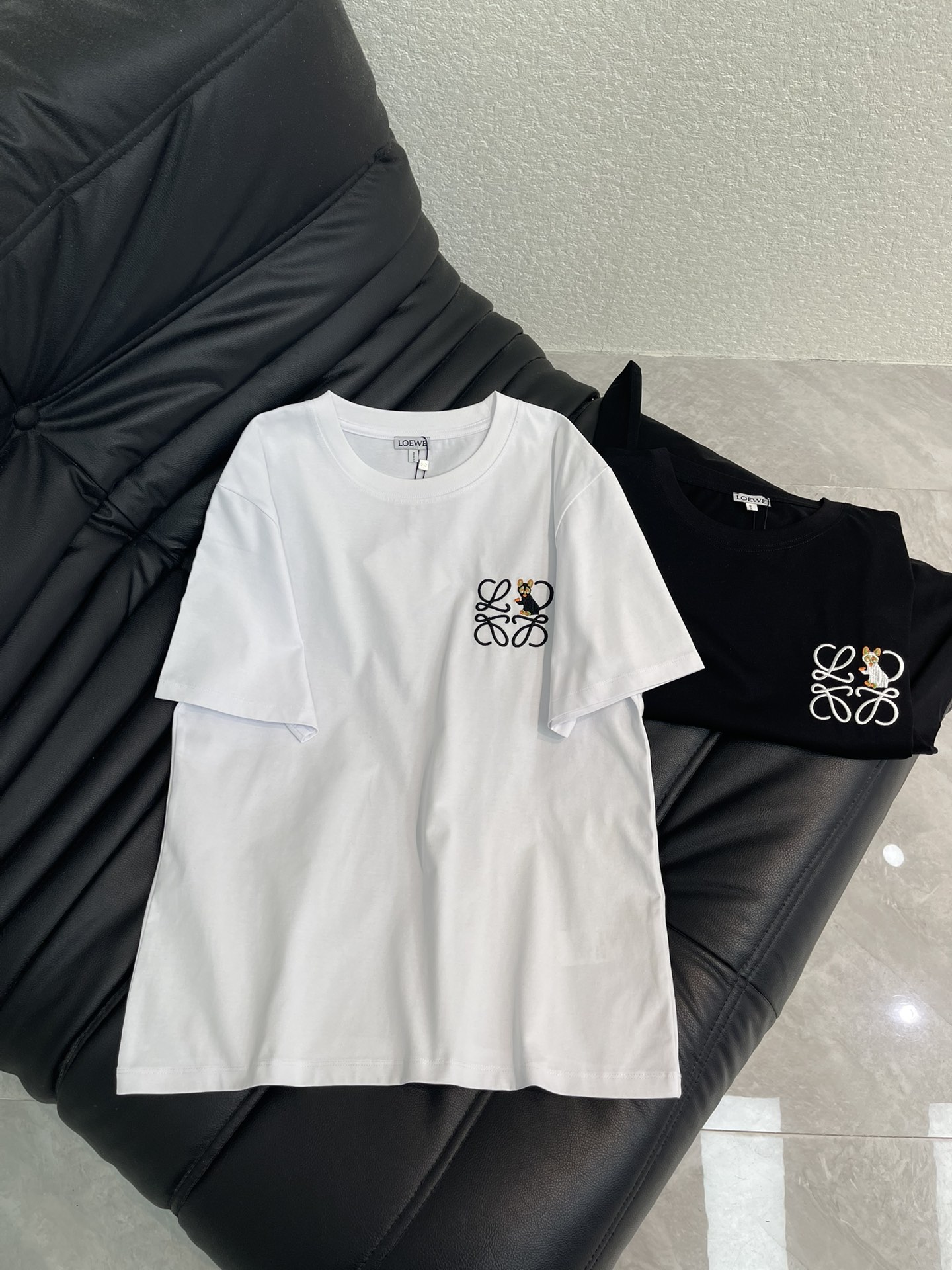 NO:654600,Loewe 2026 early spring new product embroidered short-sleeved T-shirt!  Imported pure cotton fabric!  Place an order quickly!  Running volume and price,,loewe,T-shirt,tees,t-shirt,alexander wang19860909Loewe 2026早春新品 刺绣短袖T恤！进口纯棉面料！ 快快报单！跑量价,,loewe,T-shirt,tees，t-shirt,alexander wang,Women's clothing