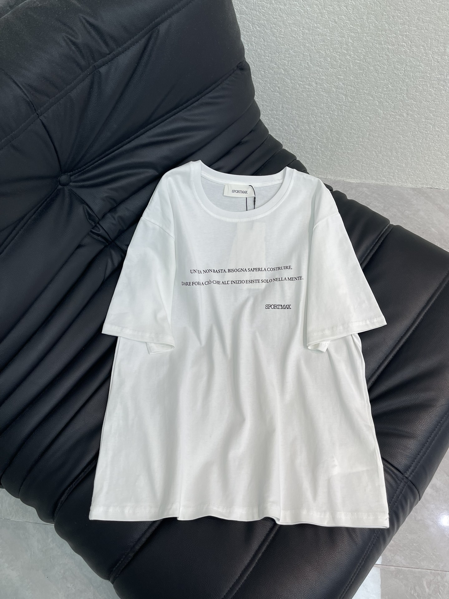 NO:654606,MaxmarSportma Series # Customized YB imported mercerized cotton material, soft and skin-friendly, comfortable and stylish, with loose short-sleeved shoulders and a printing process on the chest to create a brand slogan letter logo pattern. The elements are stacked in rich layers and have a strong casual and free style. Refreshing white, no limit to wear, the version is tolerant and loose, the upper body is fashionable and refreshing, an indispensable wardrobe item, suitable for all seasons. SML, T-shirt, alexander wang19860909MaxmarSportma系列#定制YB进口丝光棉绸材质,柔软亲肤,舒适有型,落肩宽松短袖版型,胸前以印花工艺,打造品牌标语字母徽标图案,元素堆叠层次丰富,休闲洒脱风格强烈,清爽白色,不限穿搭,版型包容松弛,上身时尚清爽,一款衣柜不可或缺单品,四季皆宜.SML,,T-shirt,alexander wang,Women's clothing