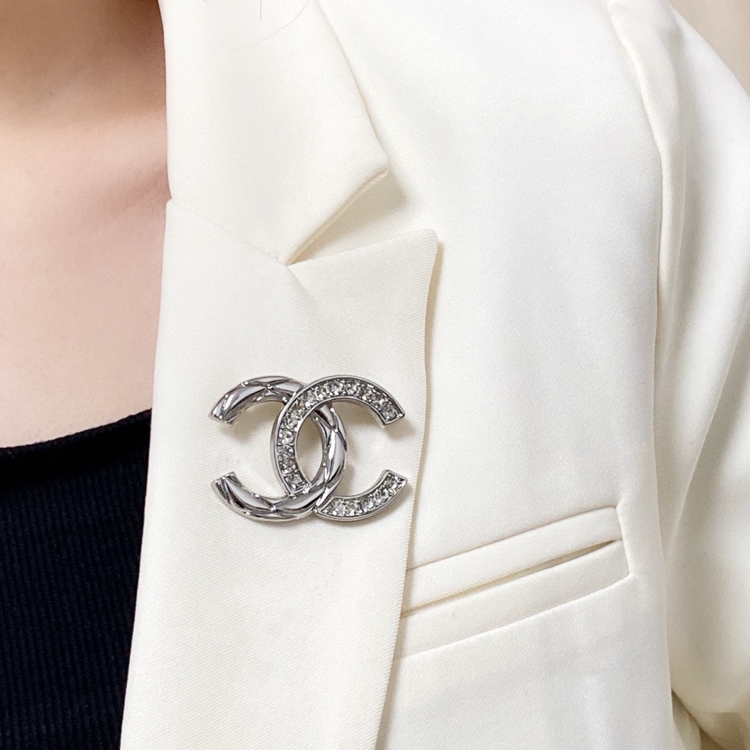 NO:642312,CHANEL Xiaoxiang counter's new diamond-encrusted Chanel brooch is the accessory that understands women best. Women who devote all their efforts to being themselves tend to cherish the meaning of the brooch more. Ms. Chanel pinned the brooch on her hat and told the fashionable ladies who imitated her that 'brooches are very practical. They can be pinned on suit collars, pockets, hats, belts or evening gowns. Boutique jewelry, chanel, chanel, business  suit, brooch, breastpin, hats19860909CHANEL小香 专柜新款镶钻香奈儿胸针,是最懂女人的饰物.那些倾注了全部心血去做自己的女人,往往更珍惜胸针的意义.香奈儿女士把胸针别在帽子上,并告诉那些模仿她的时髦女士们[胸针可是非常实用,它可以别在西装领上、口袋上、帽子上、腰带上或者是晚礼服上,饰品精品,chanel,chanel,business suit,brooch，breastpin,hats,Jewelry