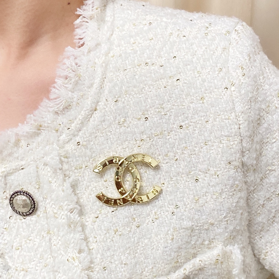 NO:642314,CHANEL Xiaoxiang counter's new antique gold Chanel brooch is the accessory that understands women best. Women who devote all their efforts to being themselves tend to cherish the meaning of brooches more. Ms. Chanel pinned the brooch on her hat and told the fashionable ladies who imitated her that 'brooches are very practical. They can be pinned on suit collars, pockets, hats, belts or evening gowns. Boutique jewelry, chanel, chanel, business  suit, brooch, breastpin, hats19860909CHANEL小香 专柜新款古金香奈儿胸针,是最懂女人的饰物.那些倾注了全部心血去做自己的女人,往往更珍惜胸针的意义.香奈儿女士把胸针别在帽子上,并告诉那些模仿她的时髦女士们[胸针可是非常实用,它可以别在西装领上、口袋上、帽子上、腰带上或者是晚礼服上,饰品精品,chanel,chanel,business suit,brooch，breastpin,hats,Jewelry