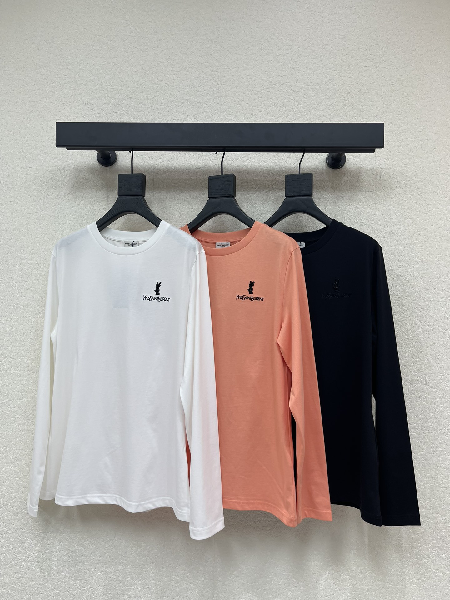 NO:654603,Ysl* exquisite diamond-cut long-sleeved T-shirt, high-end fabrics, skin-friendly, breathable and comfortable, iconic letter pattern, low-key luxury, reducing the age of girls!  A must-have artifact for Bai Fumei!  SML A,,saint laurent,tees,t-shirt,alexander wang19860909Ysl*精致订钻长袖T恤 高订面料 亲肤透气舒适 标志性字母图案低调奢华 减龄少女时代！白富美必备神器！SML A,,saint laurent,tees，t-shirt,alexander wang,Women's clothing