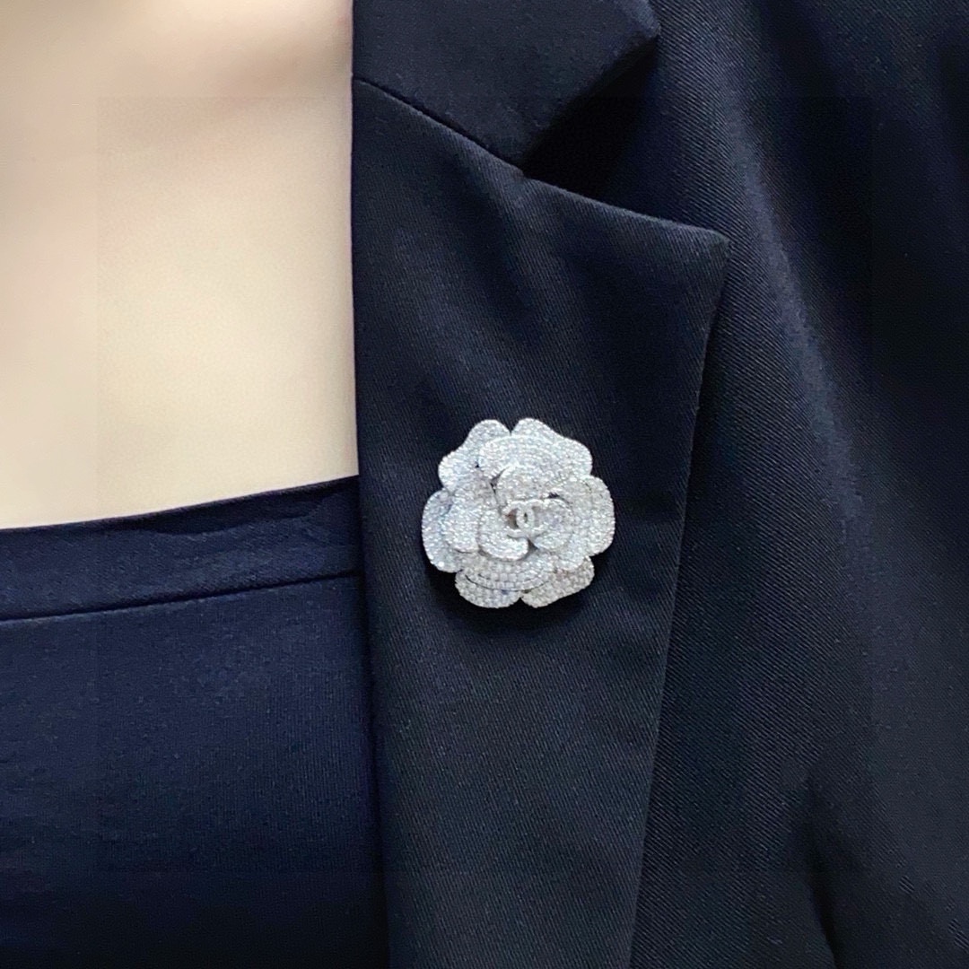 NO:642318,CHANEL Xiaoxiang counter's new silver camellia full-diamond Chanel brooch is the accessory that understands women best. Women who devote all their efforts to being themselves tend to cherish the meaning of the brooch more. Ms. Chanel pinned the brooch on her hat and told the fashionable ladies who imitated her that 'brooches are very practical. They can be pinned on suit collars, pockets, hats, belts or evening dresses. Boutique jewelry, chanel, chanel, business  suit, brooch, breastpin, hats19860909CHANEL小香 专柜新款银色山茶花满钻香奈儿胸针,是最懂女人的饰物.那些倾注了全部心血去做自己的女人,往往更珍惜胸针的意义.香奈儿女士把胸针别在帽子上,并告诉那些模仿她的时髦女士们[胸针可是非常实用,它可以别在西装领上、口袋上、帽子上、腰带上或者是晚礼服上,饰品精品,chanel,chanel,business suit,brooch，breastpin,hats,Jewelry