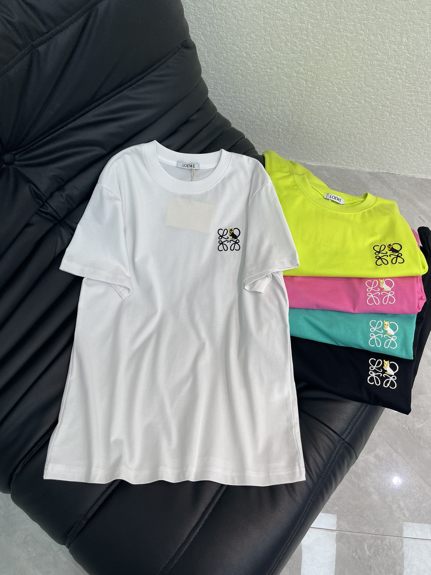 NO:654609,Loewe 2026 early spring new product multi-color embroidered short-sleeved T-shirt!  Imported pure cotton fabric!  Place an order quickly!  Running volume and price,,loewe,T-shirt,tees,t-shirt,alexander wang19860909Loewe 2026早春新品 多色刺绣短袖T恤！进口纯棉面料！ 快快报单！跑量价,,loewe,T-shirt,tees，t-shirt,alexander wang,Women's clothing