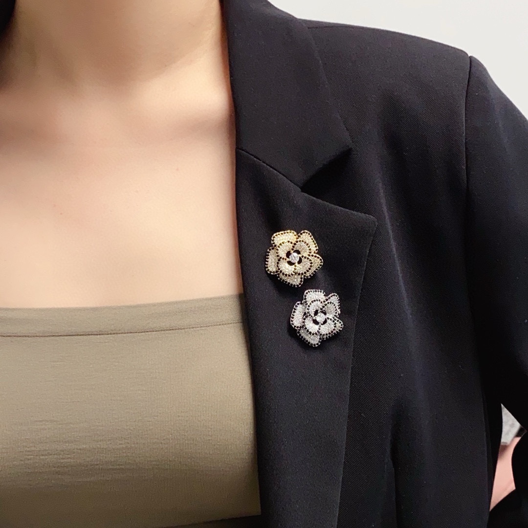 NO:642320,CHANEL Xiaoxiang's new full-diamond camellia small Chanel brooch is the accessory that understands women best. Those women who devote all their efforts to themselves often cherish the meaning of the brooch. Ms. Chanel pinned the brooch on her hat and told the fashionable ladies who imitated her that 'brooches are very practical. They can be pinned on suit collars, pockets, hats, belts or evening dresses. Boutique jewelry, chanel, chanel, business  suit, brooch, breastpin, hats19860909CHANEL小香 专柜新款满钻山茶花小香奈儿胸针,是最懂女人的饰物.那些倾注了全部心血去做自己的女人,往往更珍惜胸针的意义.香奈儿女士把胸针别在帽子上,并告诉那些模仿她的时髦女士们[胸针可是非常实用,它可以别在西装领上、口袋上、帽子上、腰带上或者是晚礼服上,饰品精品,chanel,chanel,business suit,brooch，breastpin,hats,Jewelry