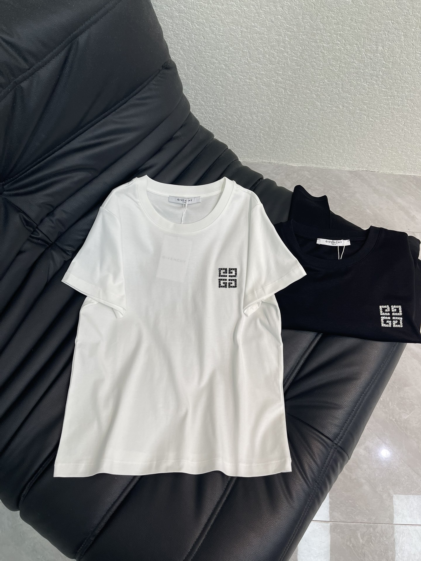 NO:654621,26 new spring and summer products Giv* exquisite diamond-cut short-sleeved T-shirt, high-end fabric, skin-friendly, breathable and comfortable, iconic letter pattern, low-key luxury, black and white SML,, T-shirt, tees, t-shirt, alexander wang1986090926春夏新品 Giv*精致订钻短袖T恤 高订面料 亲肤透气舒适 标志性字母图案低调奢华 黑白 SML,,T-shirt,tees，t-shirt,alexander wang,Women's clothing