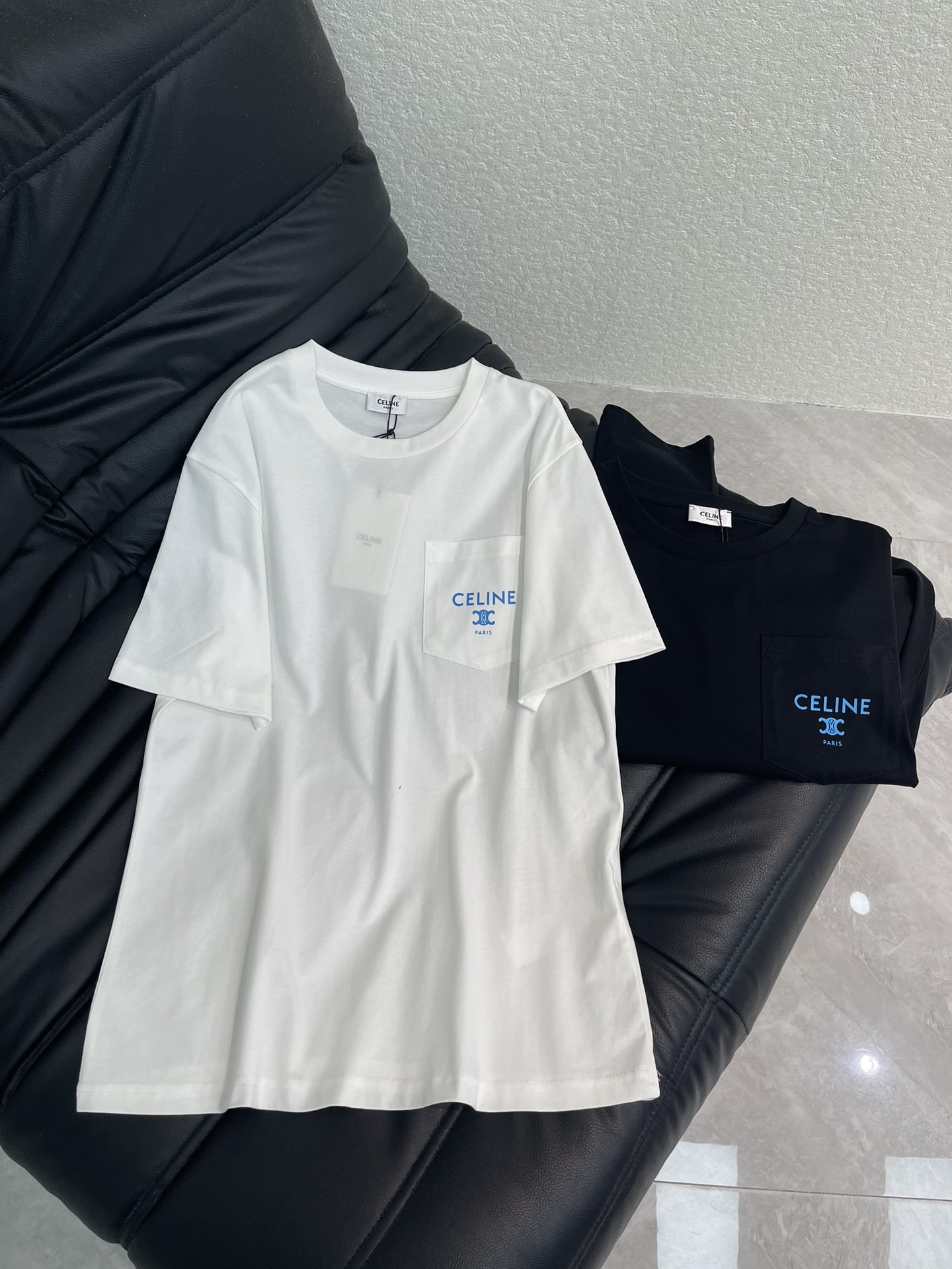NO:654627,Celin*2025 new products are on the shelves. Round neck logo pocket printing. Customized YB mercerized cotton material. It has fine texture, comfortable and breathable. Regular short-sleeved cutting highlights the brand style. It is made of mercerized cotton material, slightly stretchy, showing a slimming visual effect. On the chest pocket, the Arc de Triomphe logo is restored with printing technology. It echoes the brand style. The artistic style is rich in layers. It is fashionable and casual. It can be worn alone or worn inside. Black and white  SML,,celine,T-shirt,alexander wang19860909Celin*2025新品上架 圆领徽标口袋印花 定制YB丝光全棉材质,质感细腻,舒适透气,常规短袖裁剪,凸显品牌格调,采用丝光全棉材质,略带有弹力,呈现显瘦视觉效果,胸前口袋之上,以印花工艺还原凯旋门徽标,品牌格调呼应,艺术风格层次丰富,时髦休闲,单穿内搭都出彩时髦.黑白 SML,,celine,T-shirt,alexander wang,Women's clothing