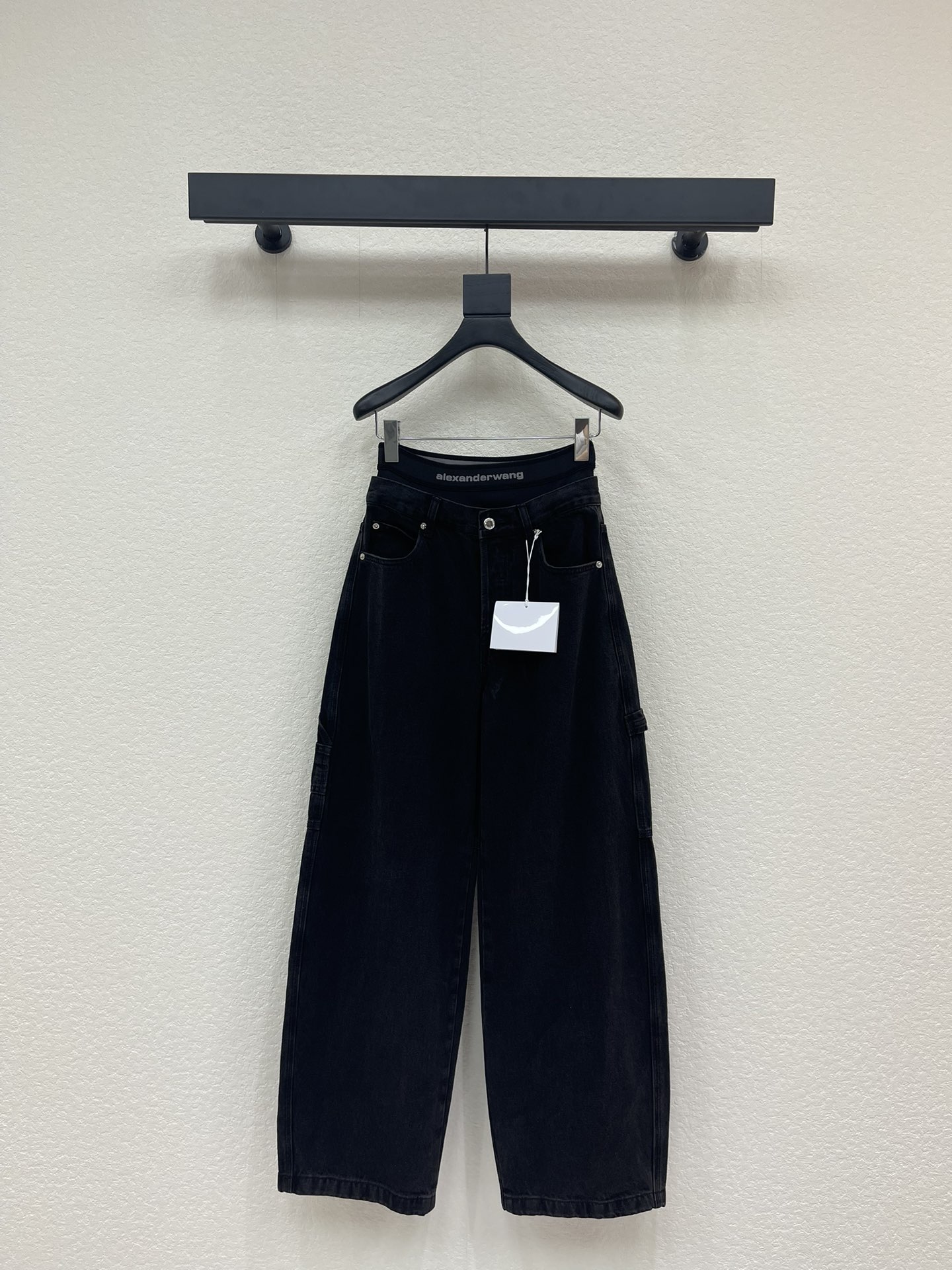 NO:653478,Alexand*r Wang 25FW new autumn and winter fake two-piece webbing waistband work jeans丨Exclusive high-end version!  It is made of washed distressed denim fabric, which is stiff and wear-resistant while retaining a natural drape; high-waist + wide-leg workwear version, the silhouette that naturally unfolds from the crotch can not only modify the leg shape, but also create a relaxed atmosphere of 'oversize street style'. The waist is designed with fake two-piece webbing  , imprinted with the brand logo, both recognizable and layered; side three-dimensional work pockets + metal snap buttons enhance the attributes of work clothes, and the back pockets are matched with leather logos to enhance the texture. Ready for sale SML, versace, jeans, alexander  wang19860909Alexand*r Wang 25FW秋冬新款 假两件织带腰头工装牛仔裤丨独家高版出品！ 采用水洗做旧牛仔面料,挺括耐磨同时保留自然垂坠感；高腰+阔腿工装版型,从胯部自然展开的轮廓既能修饰腿型,又能营造“oversize街头风”的松弛氛围.腰头采用假两件织带设计,印刻品牌标识,兼具辨识度与层次感；侧边立体工装口袋+金属按扣装饰,强化工装属性,后袋搭配皮质标饰提升质感.现货发售SML,,versace,jeans,alexander wang,Women's clothing
