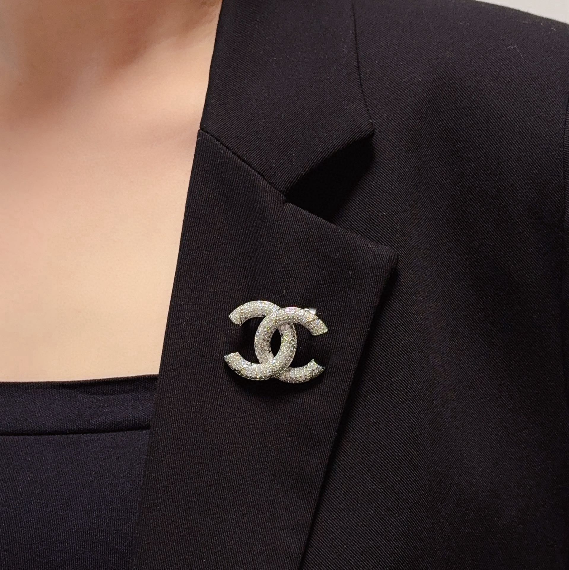NO:642326,CHANEL Xiaoxiang The latest high version of the silver full-diamond Chanel brooch is the accessory that understands women best. Women who put all their efforts into being themselves tend to cherish the meaning of the brooch more. Ms. Chanel pinned the brooch on her hat and told the fashionable ladies who imitated her [Broches are very practical. They can be pinned on the collar of a suit, on a pocket, on a hat, on a belt or on an evening dress. Boutique jewelry, chanel, chanel, business  suit, brooch, breastpin, hats19860909CHANEL小香 最新款高版本银色满钻香奈儿胸针,是最懂女人的饰物.那些倾注了全部心血去做自己的女人,往往更珍惜胸针的意义.香奈儿女士把胸针别在帽子上,并告诉那些模仿她的时髦女士们[胸针可是非常实用,它可以别在西装领上、口袋上、帽子上、腰带上或者是晚礼服上,饰品精品,chanel,chanel,business suit,brooch，breastpin,hats,Jewelry