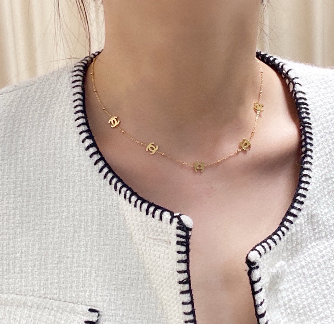 NO:642303,Chanel's latest double C thick gold necklace 18K stainless steel is color-preserving and super personalized. The versatile style is particularly amazing. The overall details are very surprising. The design is full of sense. It not only brings out personal confidence and taste, the style is elegant and fashionable, highlighting the French elegance. The meticulous details make it more attractive to wear. Boutique jewelry, chanel, chanel, necklace19860909香奈儿Chanel最新款双C厚金项链18K精钢保色超个性,百搭款特别特别赞,整体细节非常令人惊喜,设计感十足,不仅带出个人自信及品味,款式典雅而时尚,突显法式高雅气息,加上一丝不苟的细节,使得佩戴起来更具吸引力,饰品精品,chanel,chanel,necklace,Jewelry