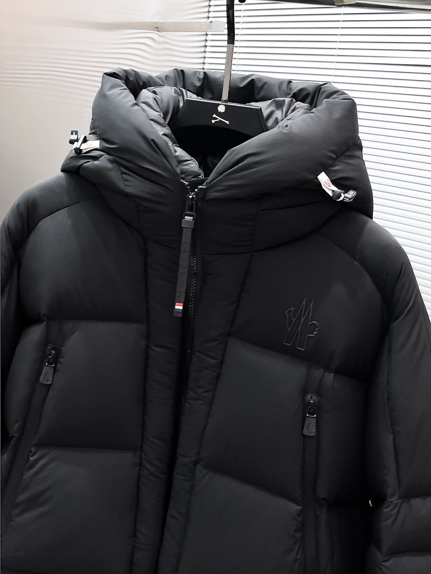 P760  蒙口  moncler  2025秋冬新款连帽羽绒服外套，爆款来袭，高版本。内充90绒，蓬松又保暖，品相超级好。进口防风防雨面料，软糯亲肤，抗皱不沾灰，立挺有型，时尚绝绝子；奢华有型，辨识度极高；一眼就能看到的好品质。男女同款。适合凹各种造型，内搭随意，时尚感爆棚。码数48-56