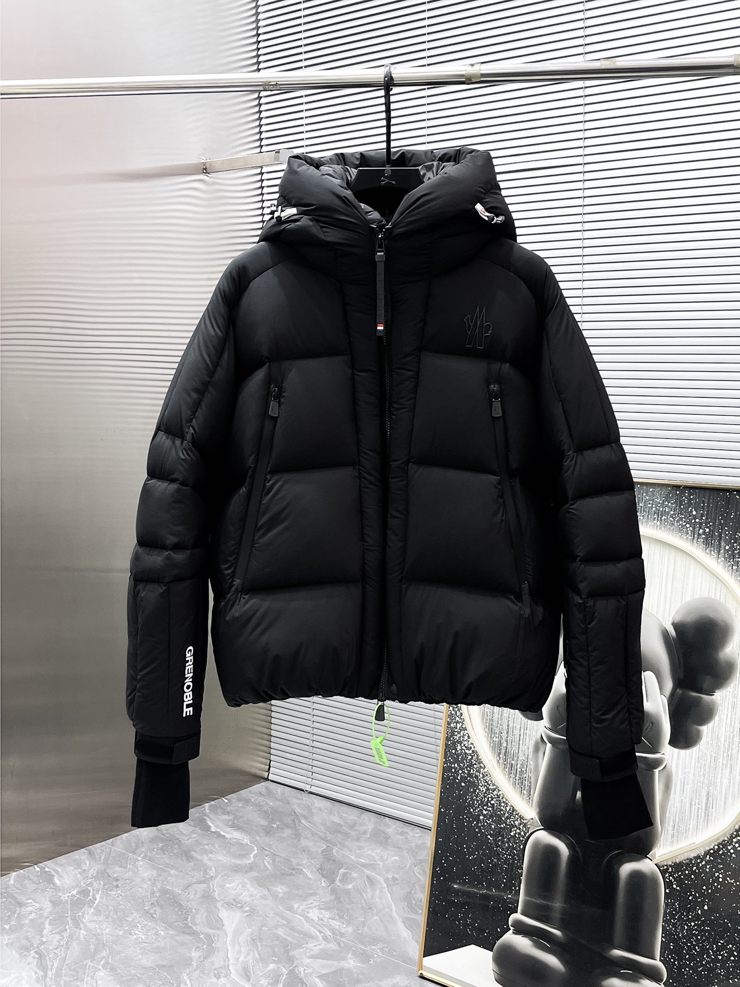 P760  蒙口  moncler  2025秋冬新款连帽羽绒服外套，爆款来袭，高版本。内充90绒，蓬松又保暖，品相超级好。进口防风防雨面料，软糯亲肤，抗皱不沾灰，立挺有型，时尚绝绝子；奢华有型，辨识度极高；一眼就能看到的好品质。男女同款。适合凹各种造型，内搭随意，时尚感爆棚。码数48-56