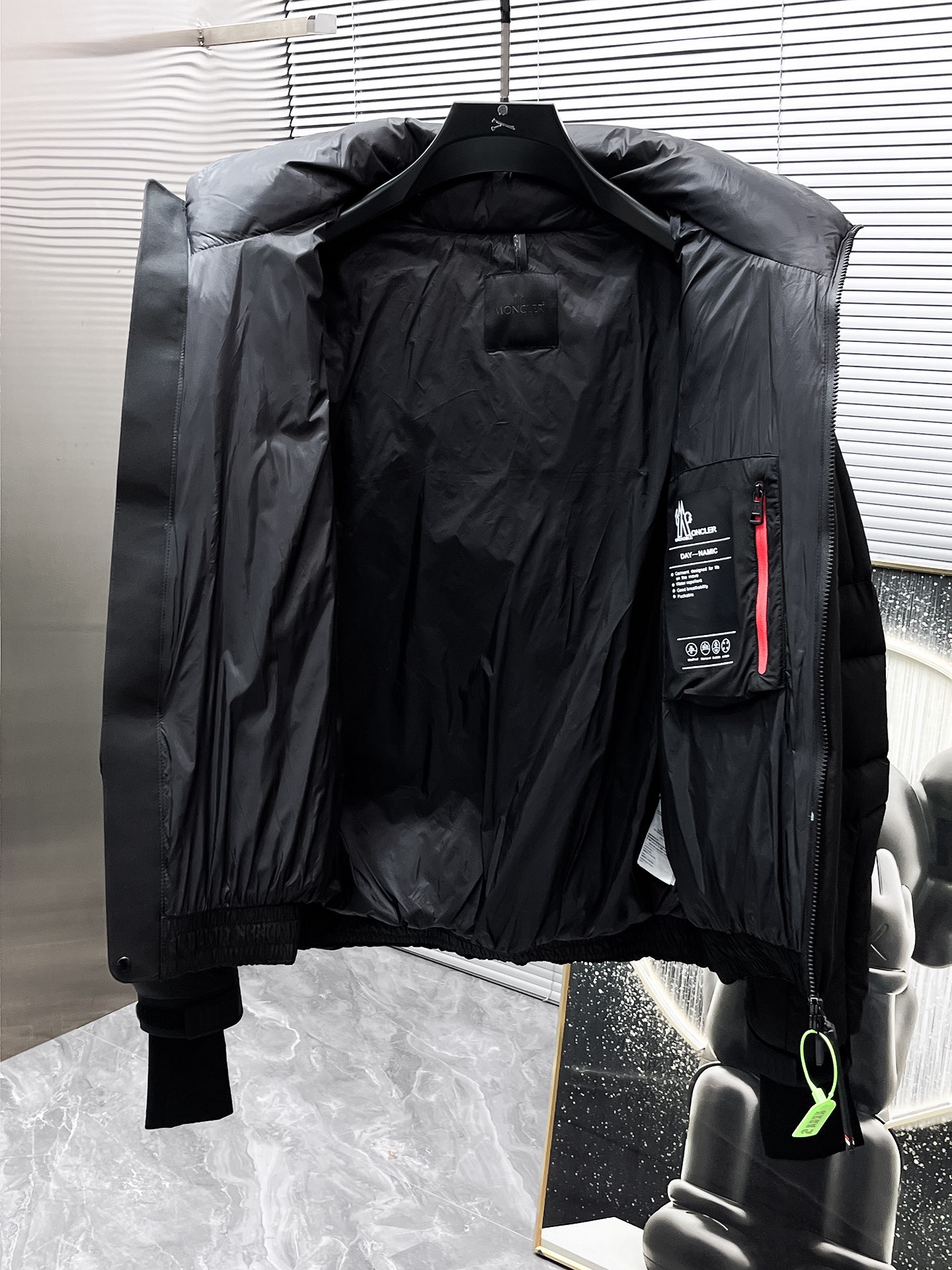 P760  蒙口  moncler  2025秋冬新款连帽羽绒服外套，爆款来袭，高版本。内充90绒，蓬松又保暖，品相超级好。进口防风防雨面料，软糯亲肤，抗皱不沾灰，立挺有型，时尚绝绝子；奢华有型，辨识度极高；一眼就能看到的好品质。男女同款。适合凹各种造型，内搭随意，时尚感爆棚。码数48-56
