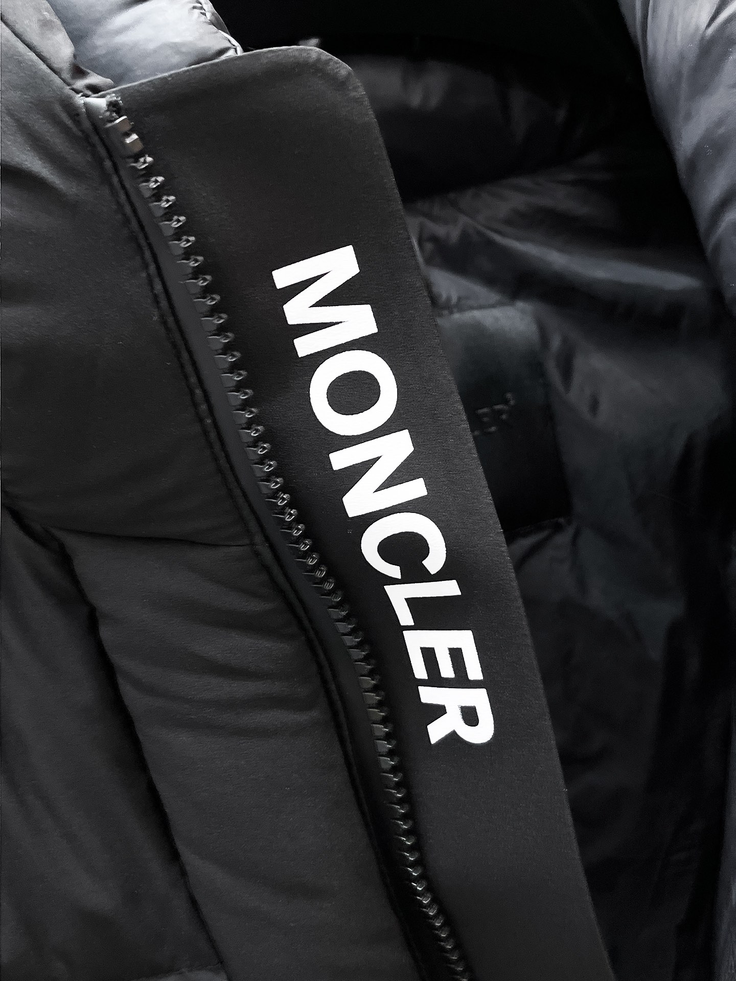P760  蒙口  moncler  2025秋冬新款连帽羽绒服外套，爆款来袭，高版本。内充90绒，蓬松又保暖，品相超级好。进口防风防雨面料，软糯亲肤，抗皱不沾灰，立挺有型，时尚绝绝子；奢华有型，辨识度极高；一眼就能看到的好品质。男女同款。适合凹各种造型，内搭随意，时尚感爆棚。码数48-56