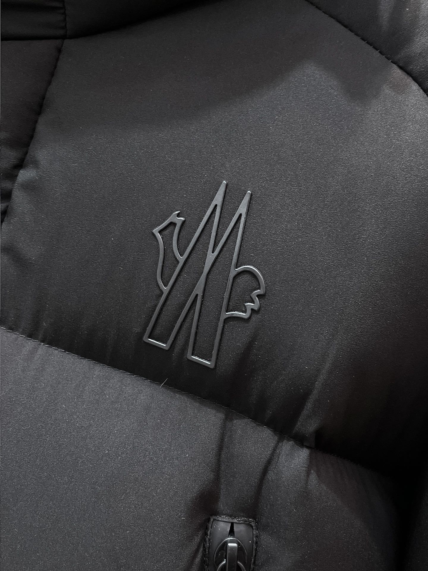 P760  蒙口  moncler  2025秋冬新款连帽羽绒服外套，爆款来袭，高版本。内充90绒，蓬松又保暖，品相超级好。进口防风防雨面料，软糯亲肤，抗皱不沾灰，立挺有型，时尚绝绝子；奢华有型，辨识度极高；一眼就能看到的好品质。男女同款。适合凹各种造型，内搭随意，时尚感爆棚。码数48-56