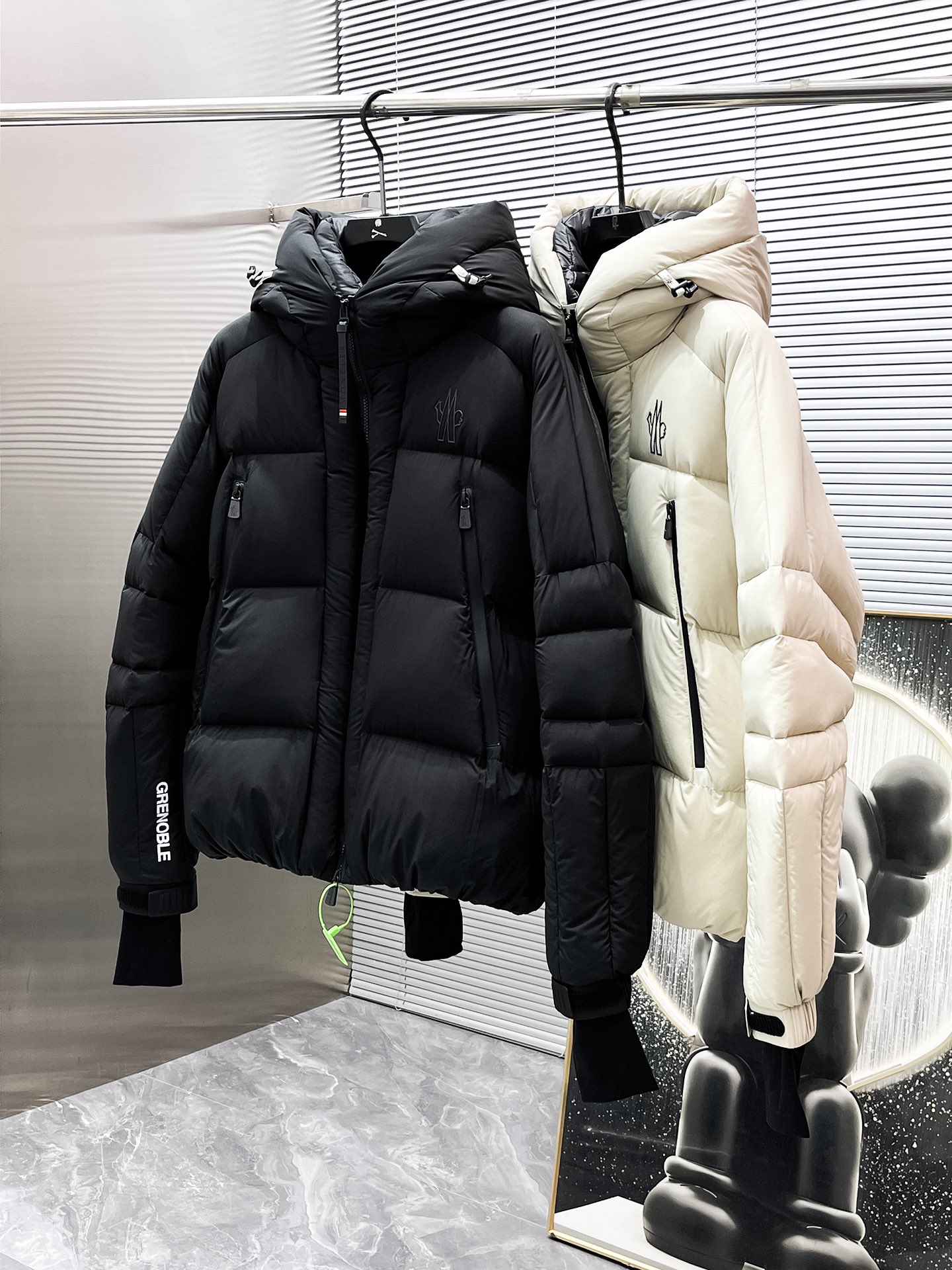 P760  蒙口  moncler  2025秋冬新款连帽羽绒服外套，爆款来袭，高版本。内充90绒，蓬松又保暖，品相超级好。进口防风防雨面料，软糯亲肤，抗皱不沾灰，立挺有型，时尚绝绝子；奢华有型，辨识度极高；一眼就能看到的好品质。男女同款。适合凹各种造型，内搭随意，时尚感爆棚。码数48-56
