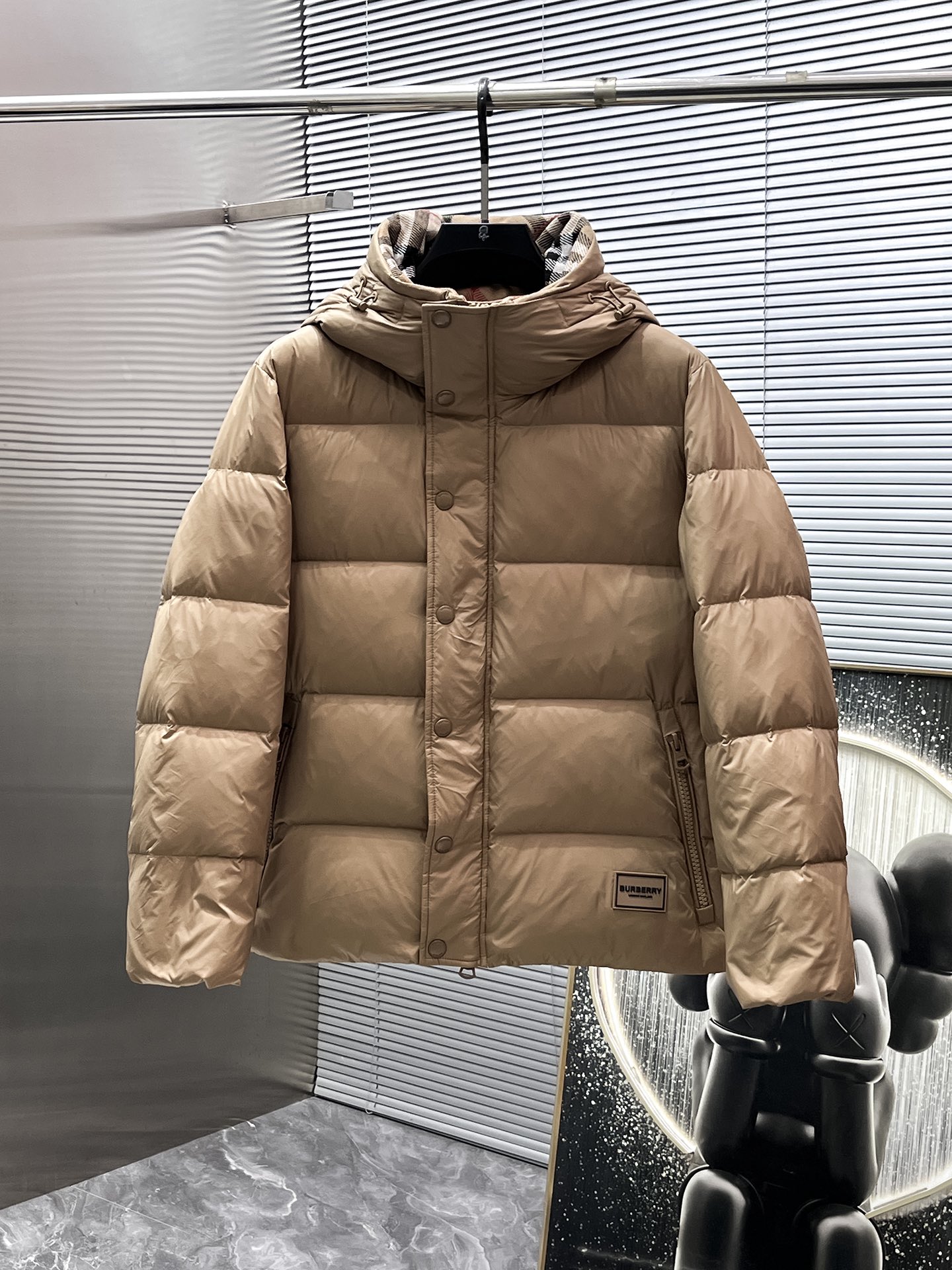 P540  巴宝莉  Burberry  2025秋冬新款连帽羽绒服外套，爆款来袭，高版本。内充90绒，蓬松又保暖，品相超级好。进口防风防雨面料，软糯亲肤，抗皱不沾灰，立挺有型，时尚绝绝子；奢华有型，辨识度极高；一眼就能看到的好品质。男女同款。适合凹各种造型，内搭随意，时尚感爆棚。码数48-56
