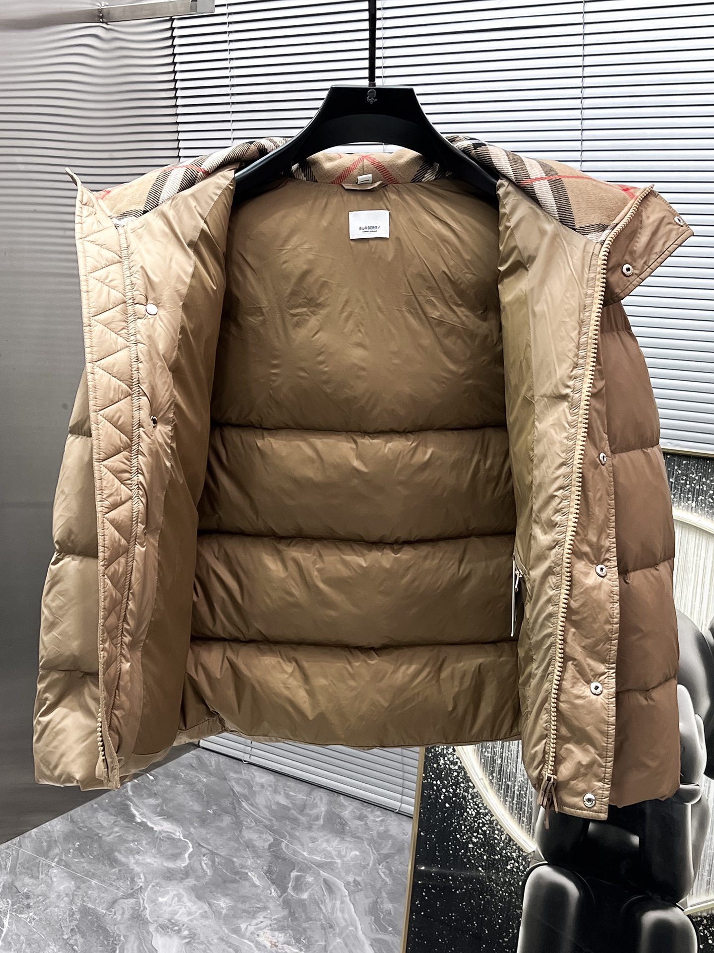 P540  巴宝莉  Burberry  2025秋冬新款连帽羽绒服外套，爆款来袭，高版本。内充90绒，蓬松又保暖，品相超级好。进口防风防雨面料，软糯亲肤，抗皱不沾灰，立挺有型，时尚绝绝子；奢华有型，辨识度极高；一眼就能看到的好品质。男女同款。适合凹各种造型，内搭随意，时尚感爆棚。码数48-56